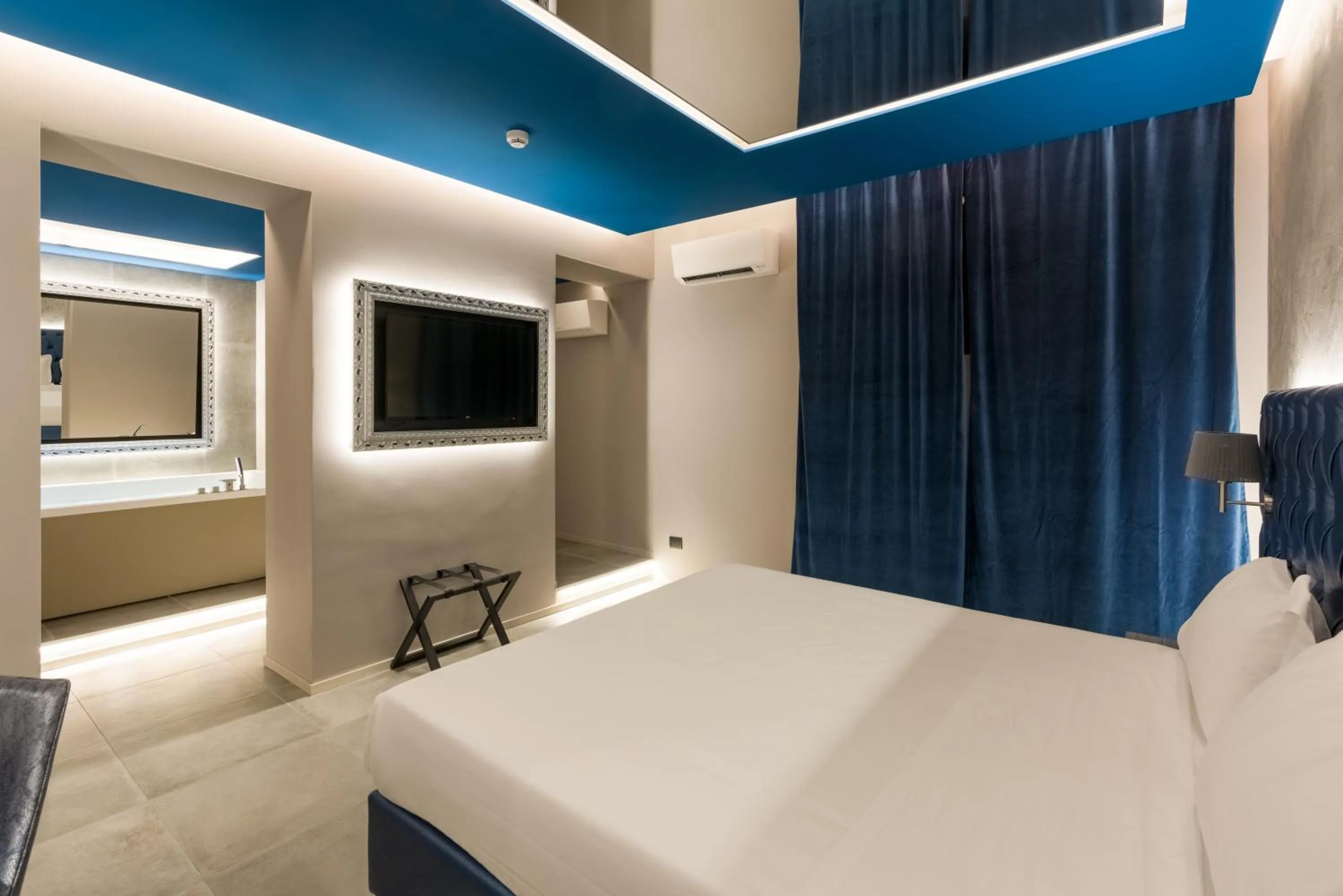 Bed in Motel Hotel Charlie