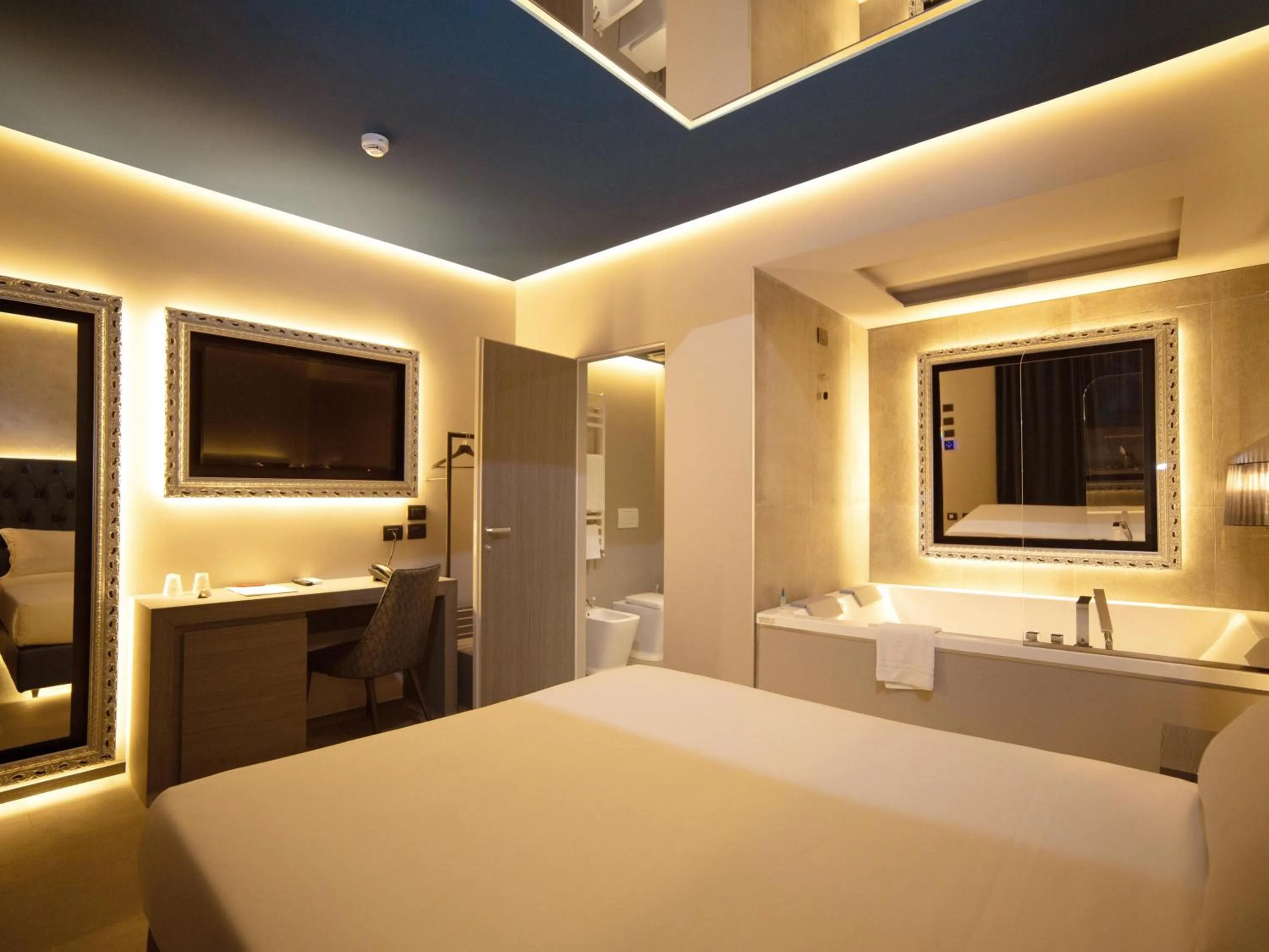 Bed in Motel Hotel Charlie