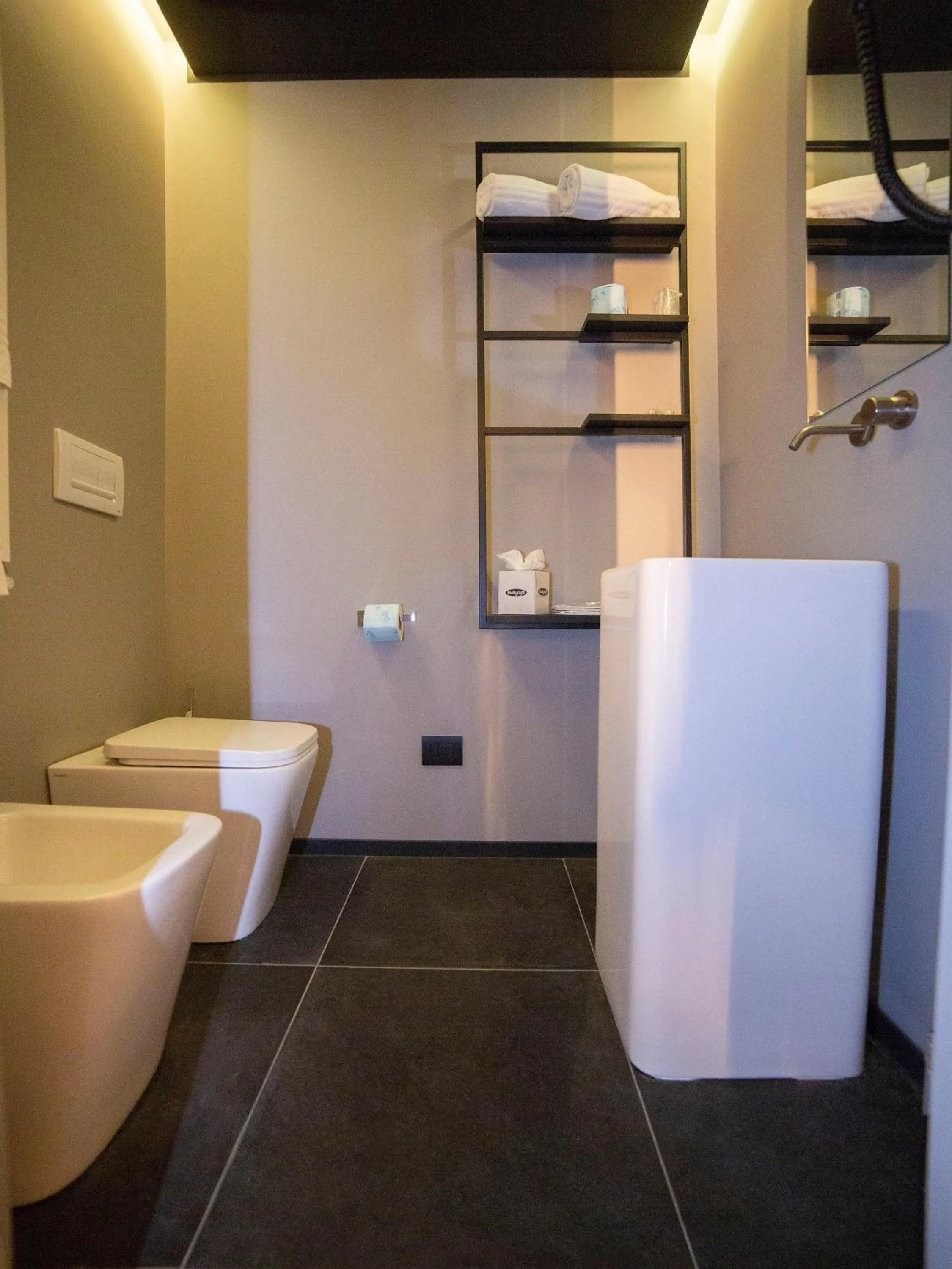 Toilet in Motel Hotel Charlie