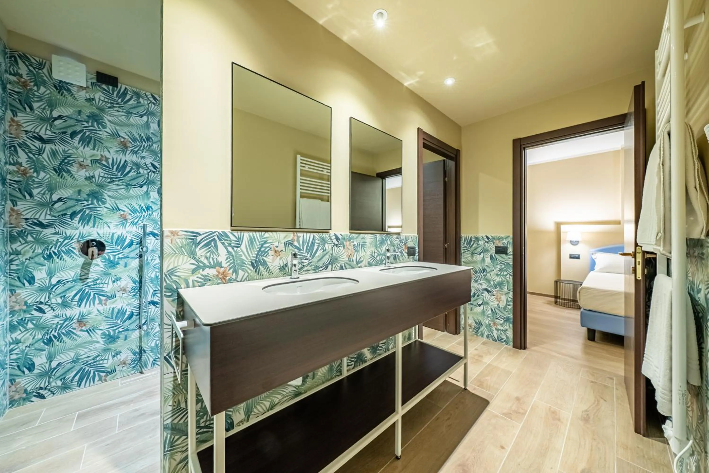 Bathroom, Bed in Motel Hotel Charlie