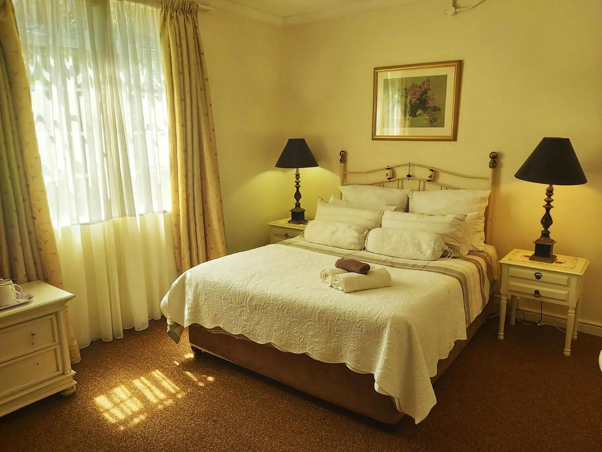 Bed in Green Lantern Inn