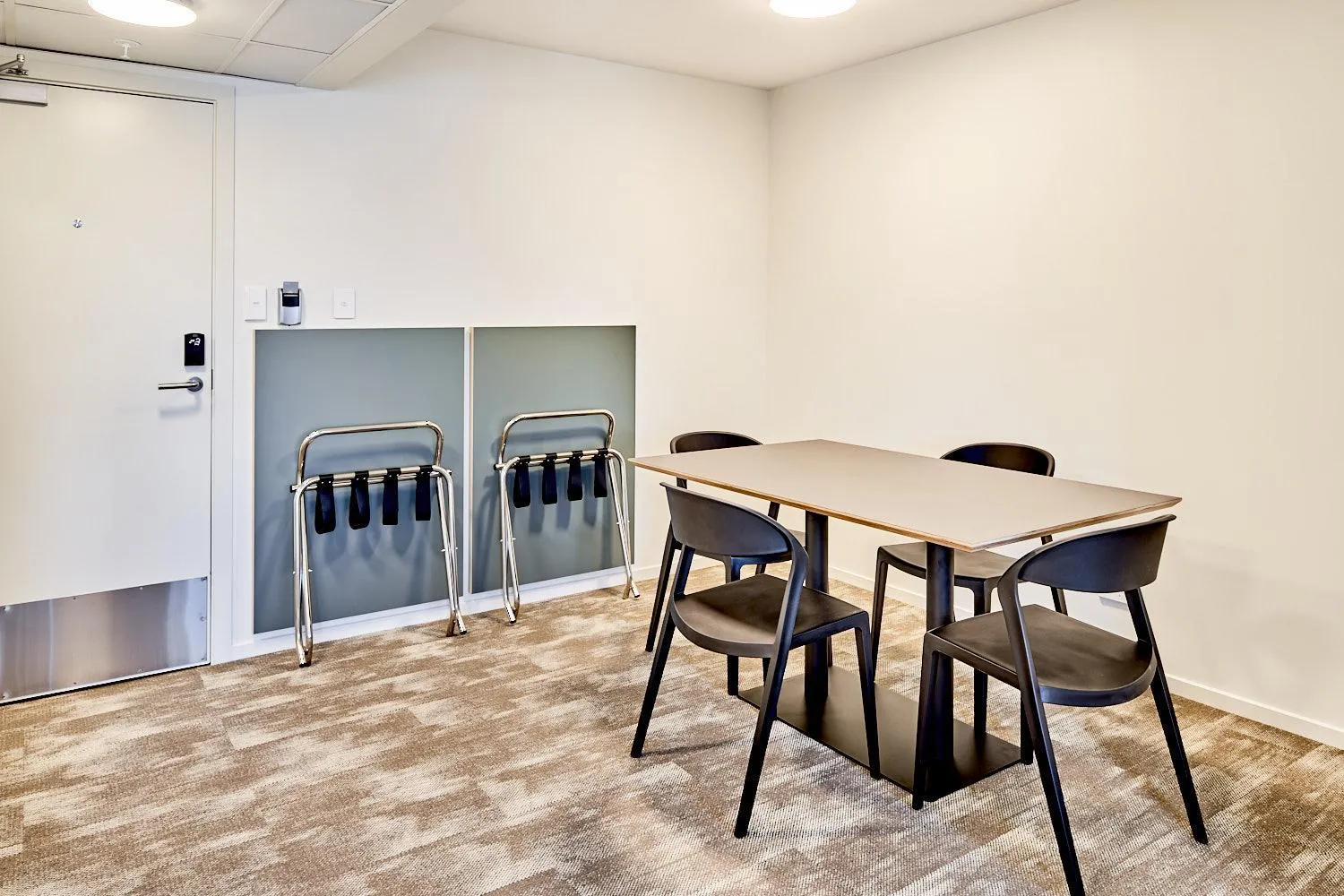 Dining area in Sojourn Apartment Hotel - Ghuznee