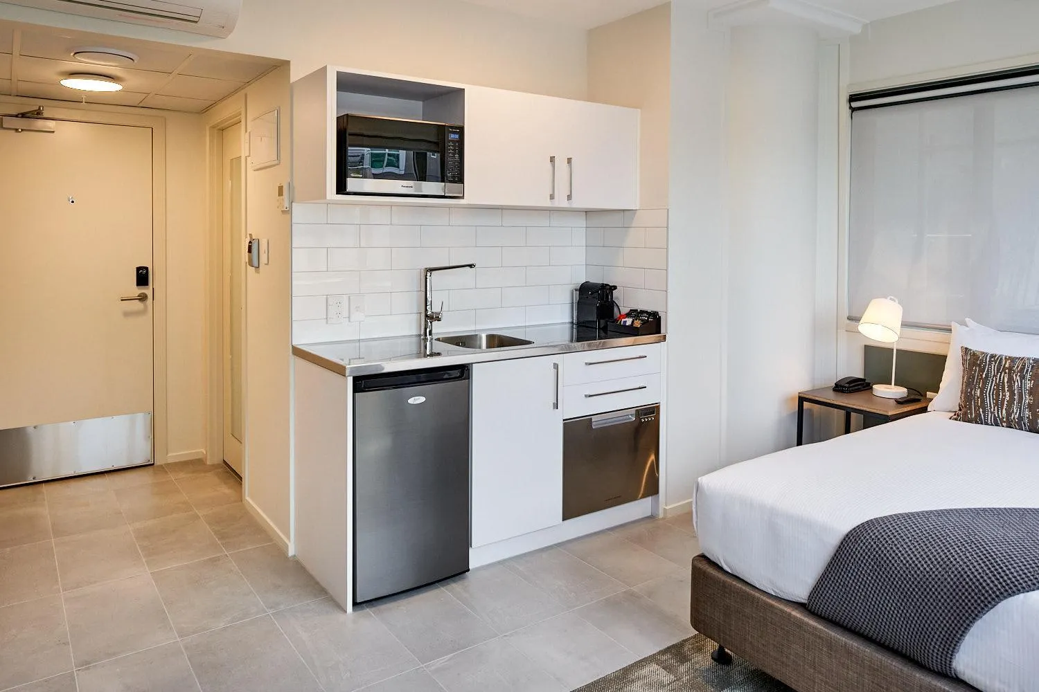 Kitchen or kitchenette, Bed in Sojourn Apartment Hotel - Ghuznee