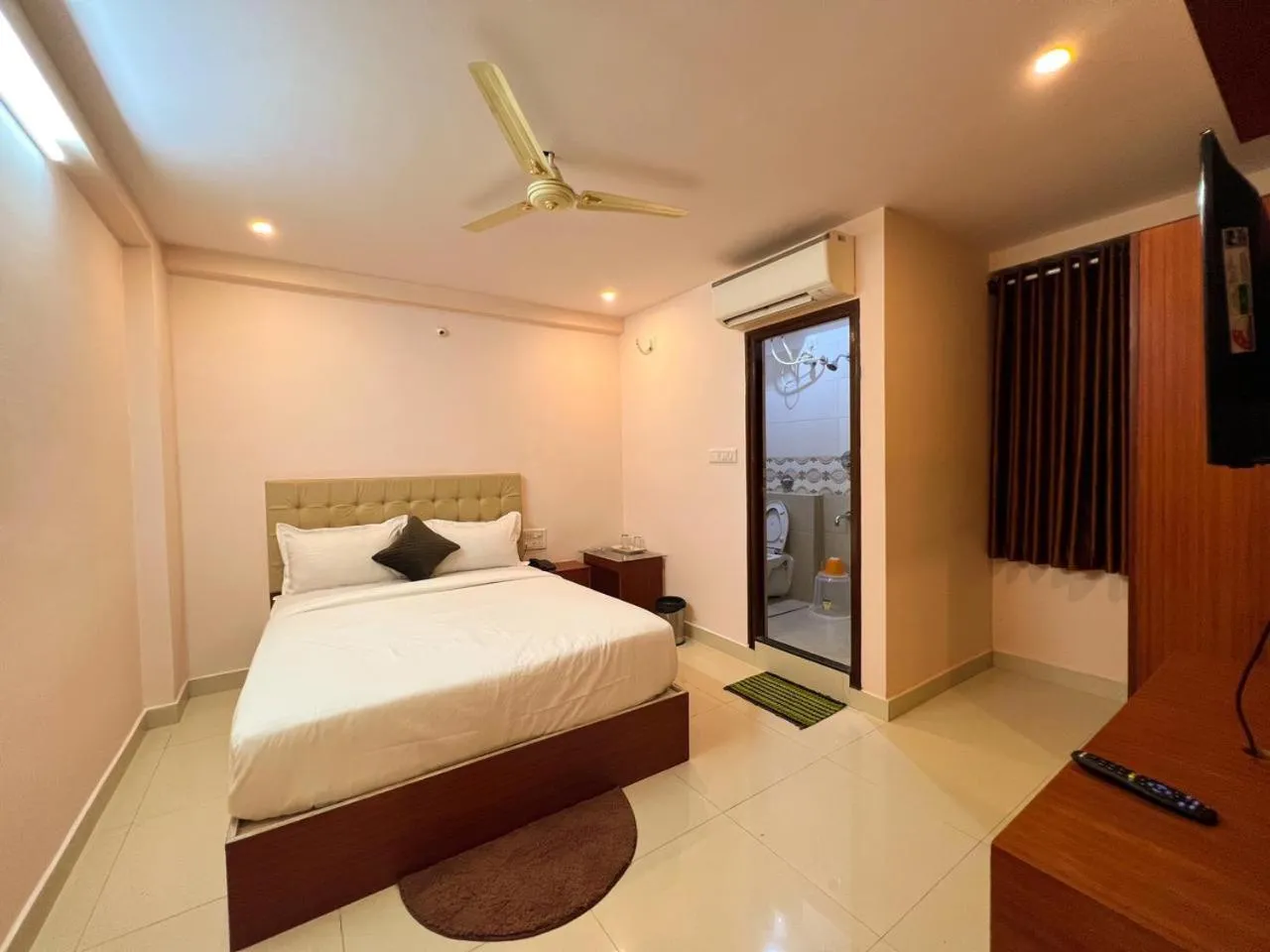 Bed in Hotel InTourist by Agira Hotel