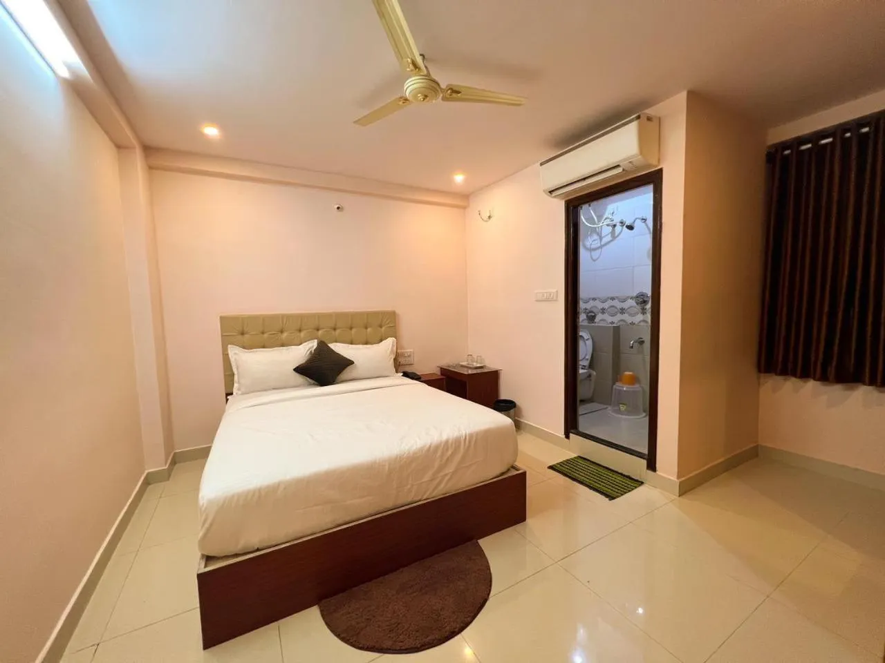 Bed in Hotel InTourist by Agira Hotel