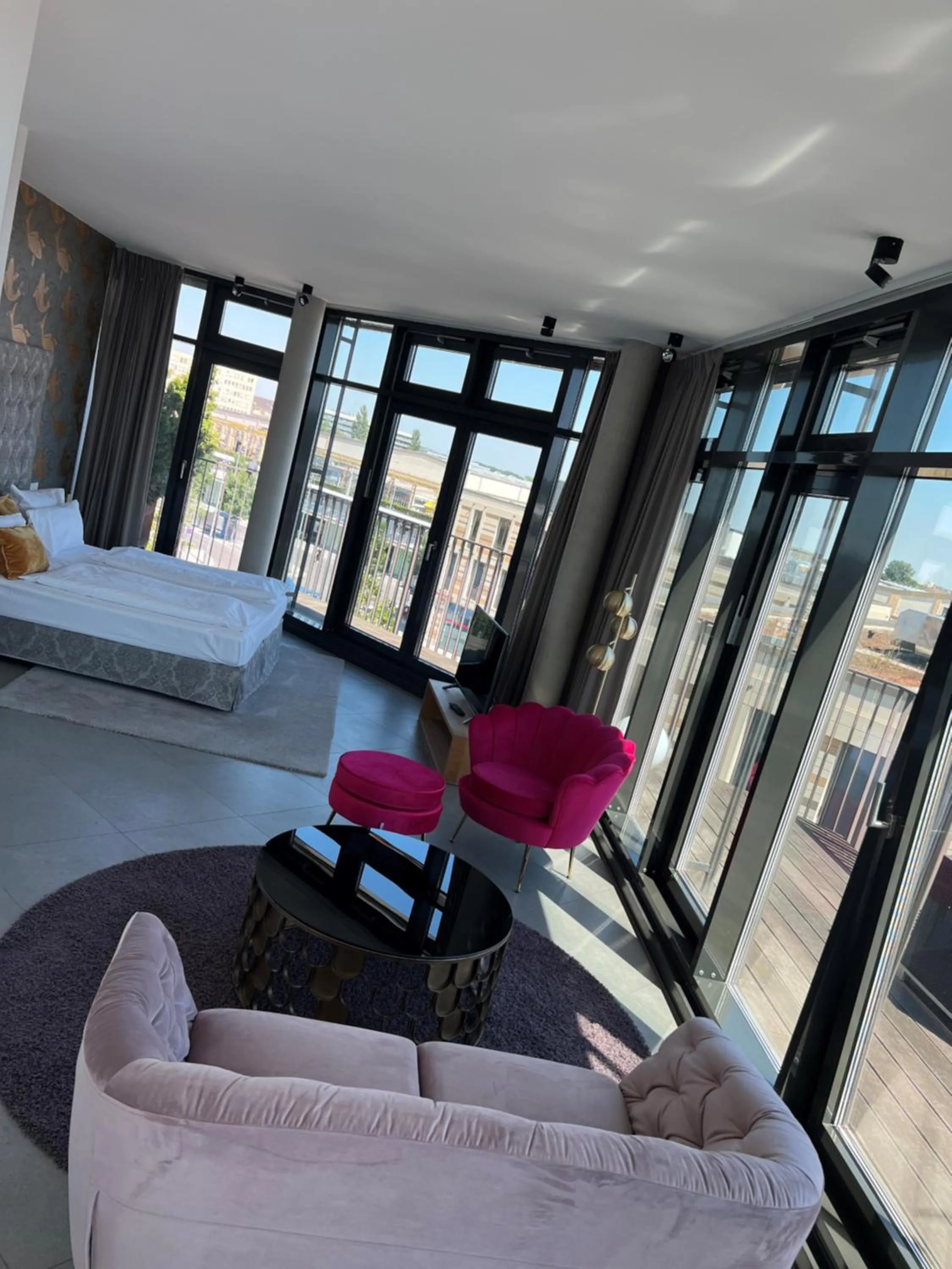 Living room, Bed in Hotel im Bunker