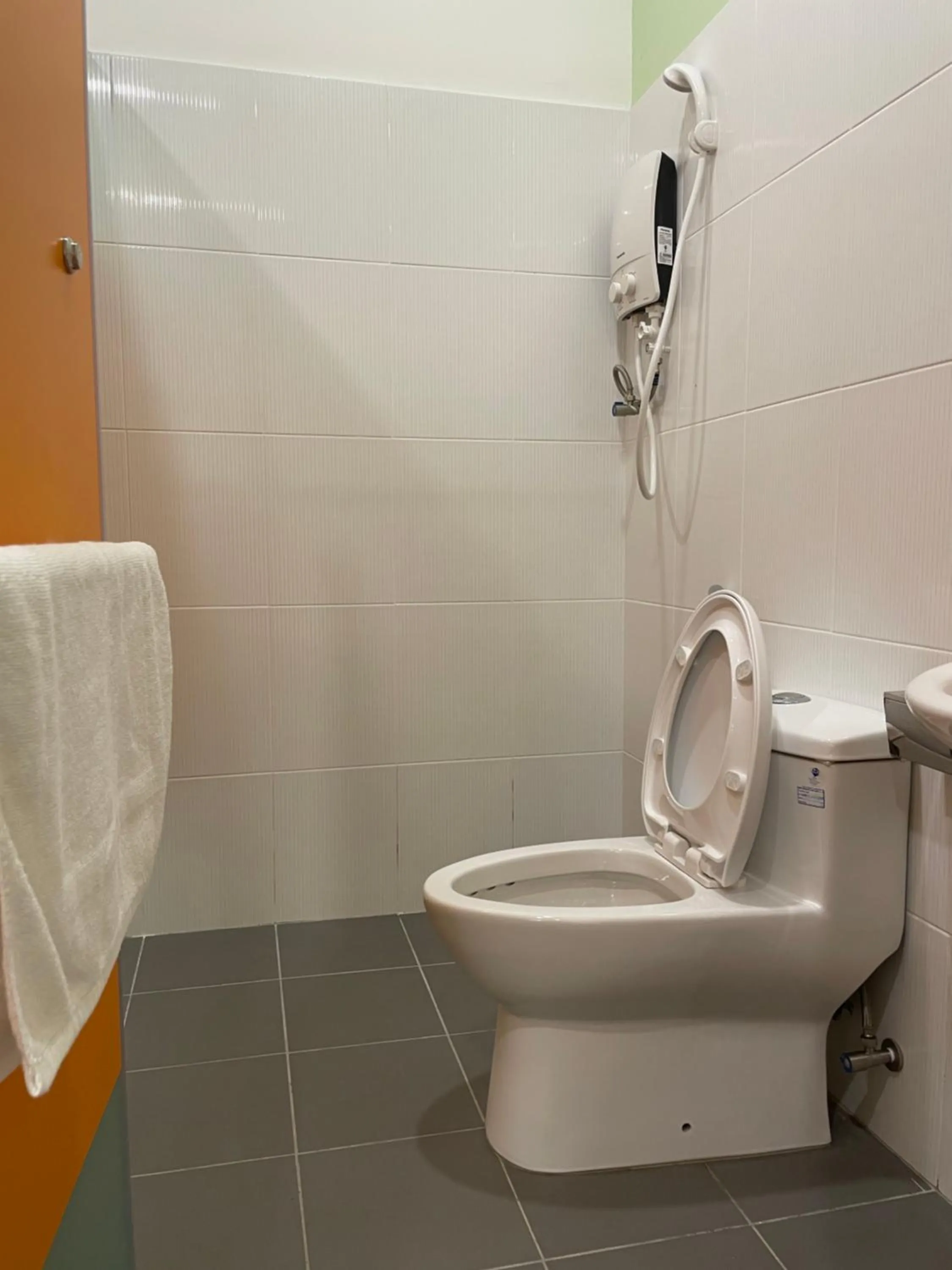 Toilet in BENUTTEN 99 HOTEL