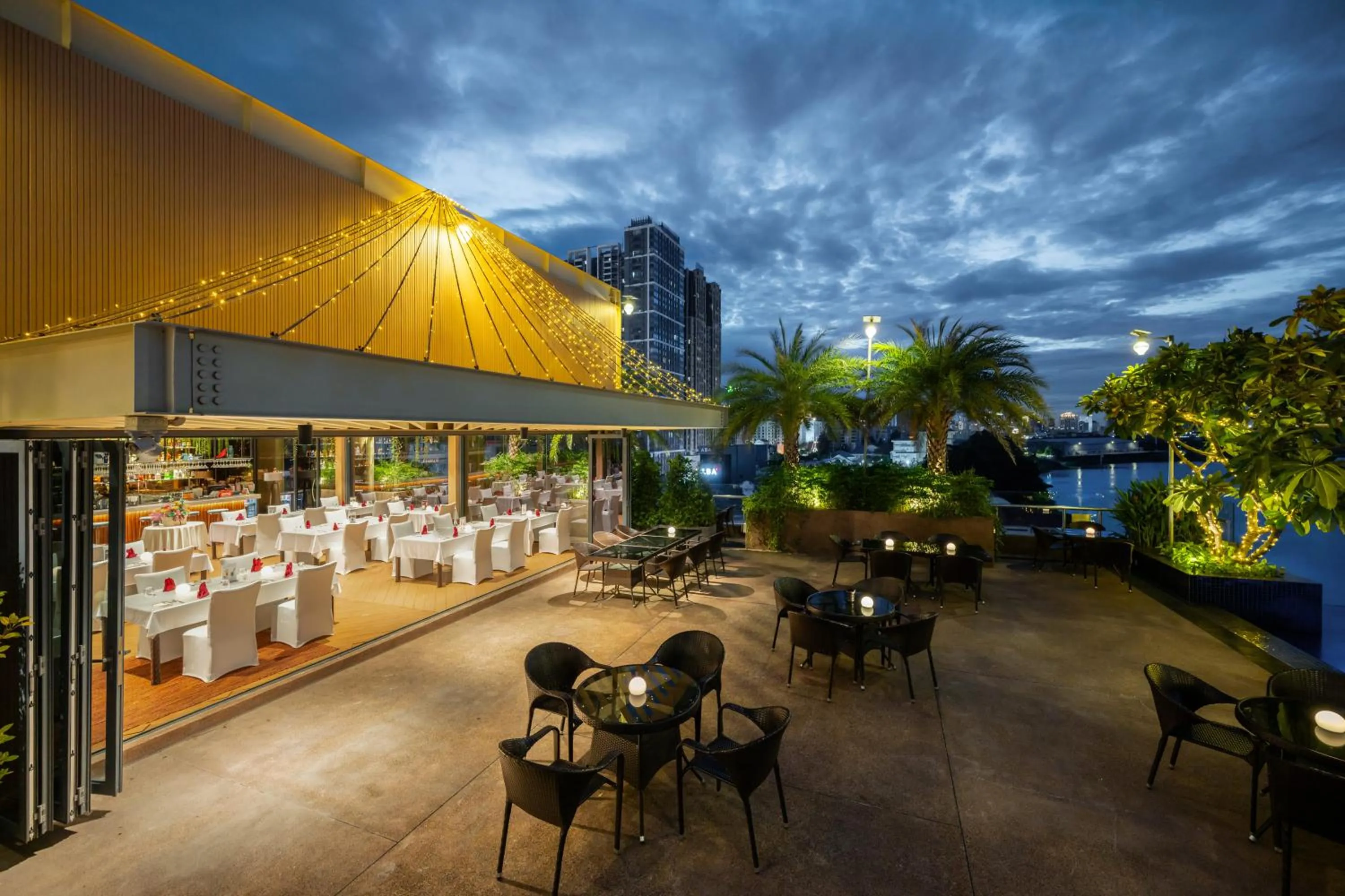 Restaurant/places to eat in SUN & MOON, Riverside Hotel