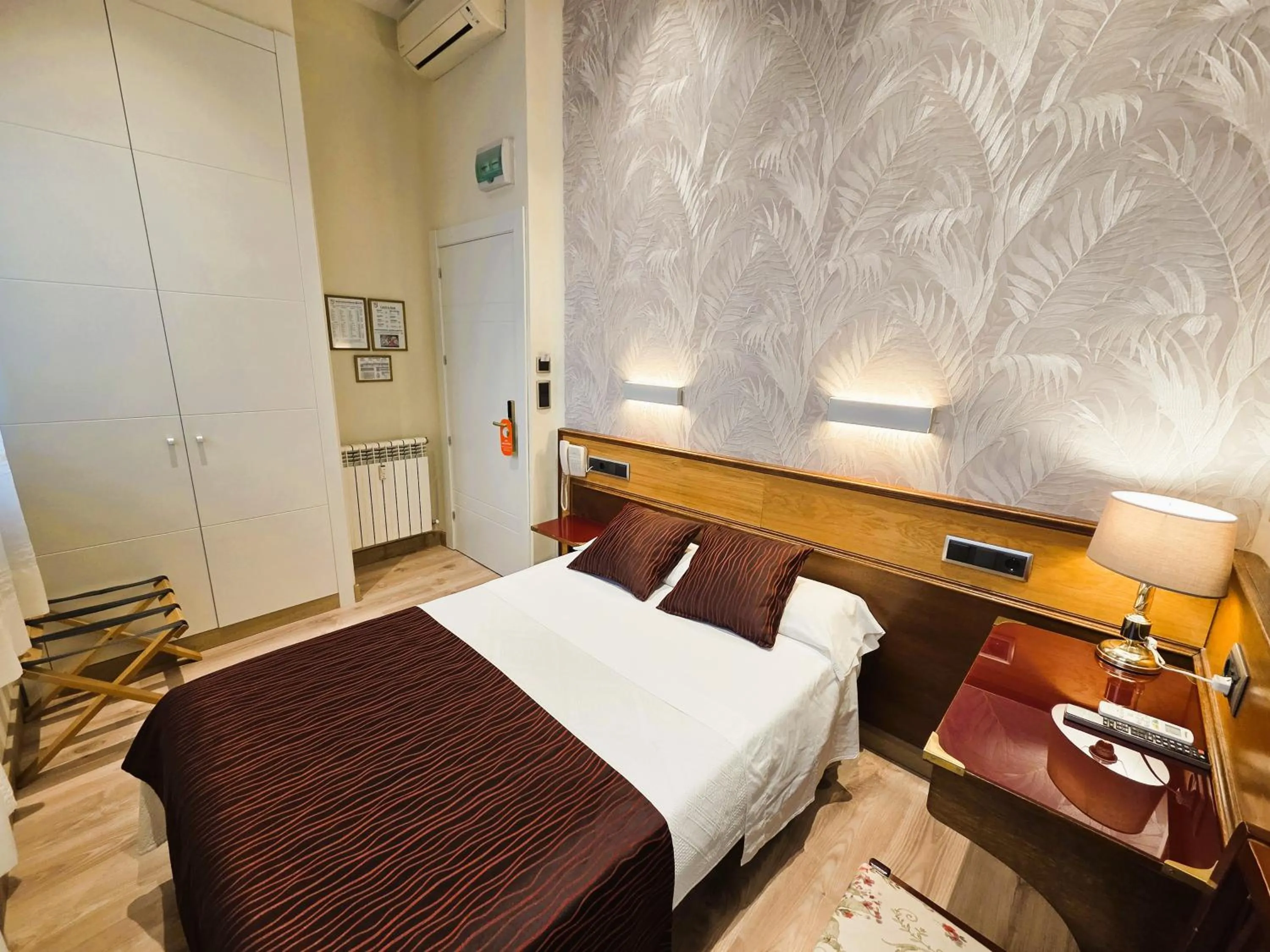 Bed in Hostal Hispano - Argentino Gran Vía