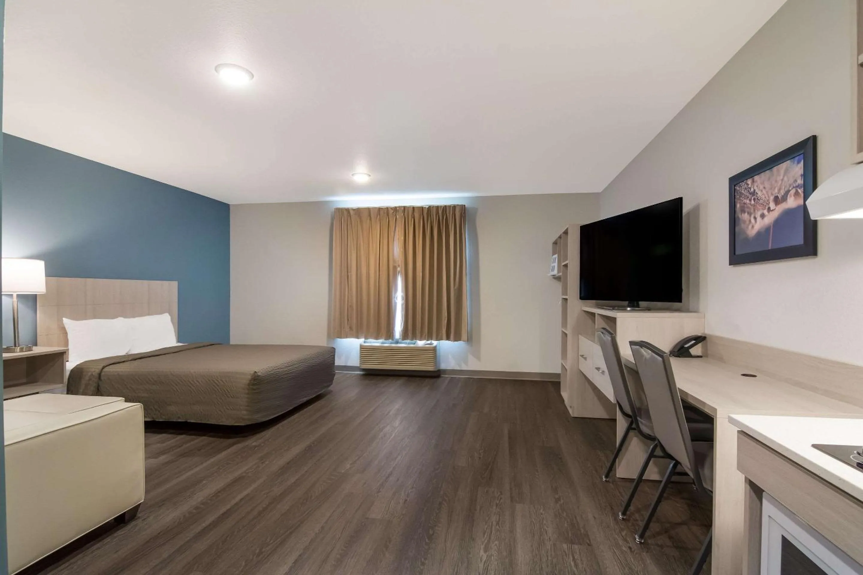 Living room, Bed in WoodSpring Suites Morrisville - Raleigh Durham Airport