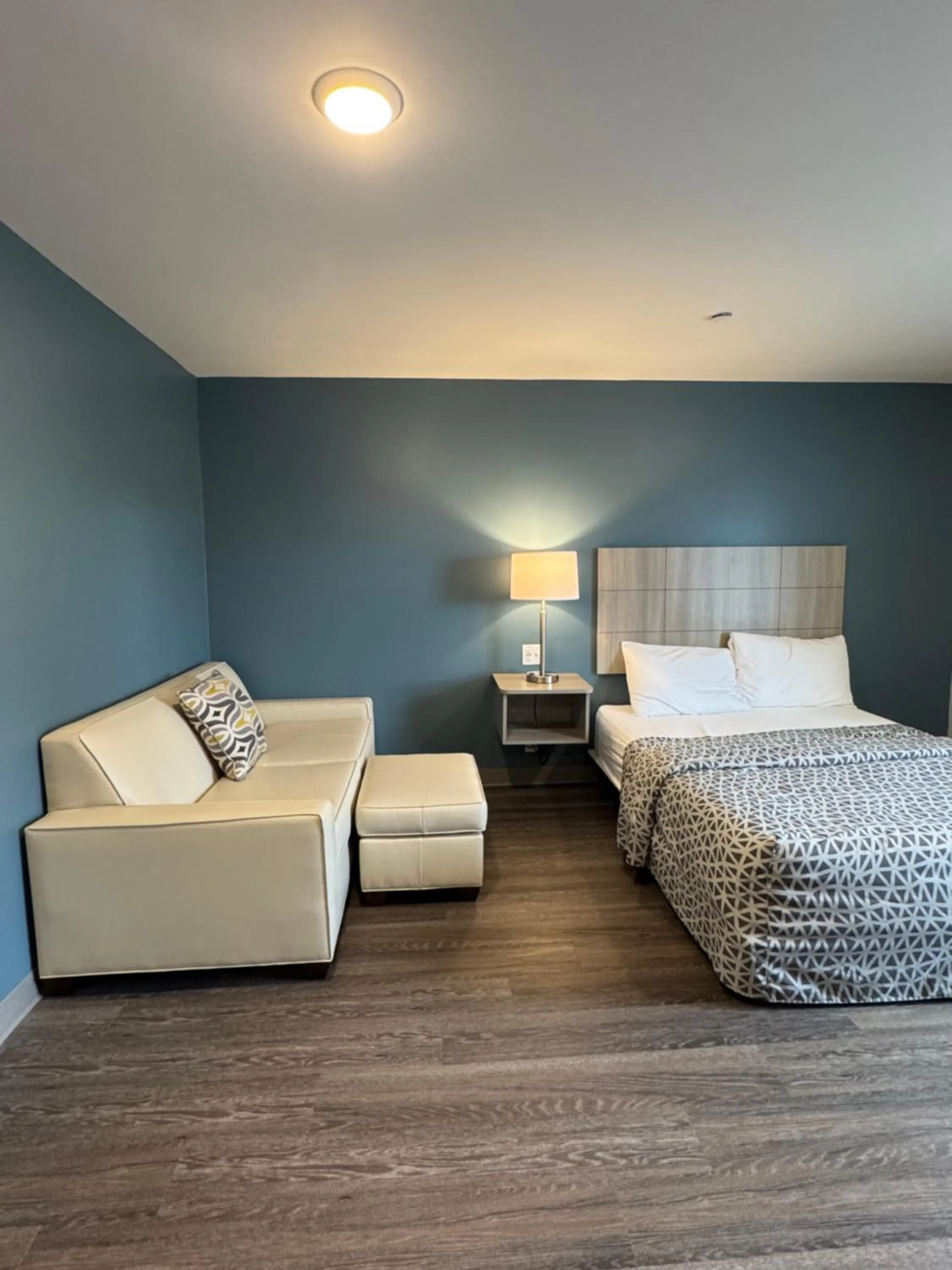 Bedroom, Bed in WoodSpring Suites Knoxville West