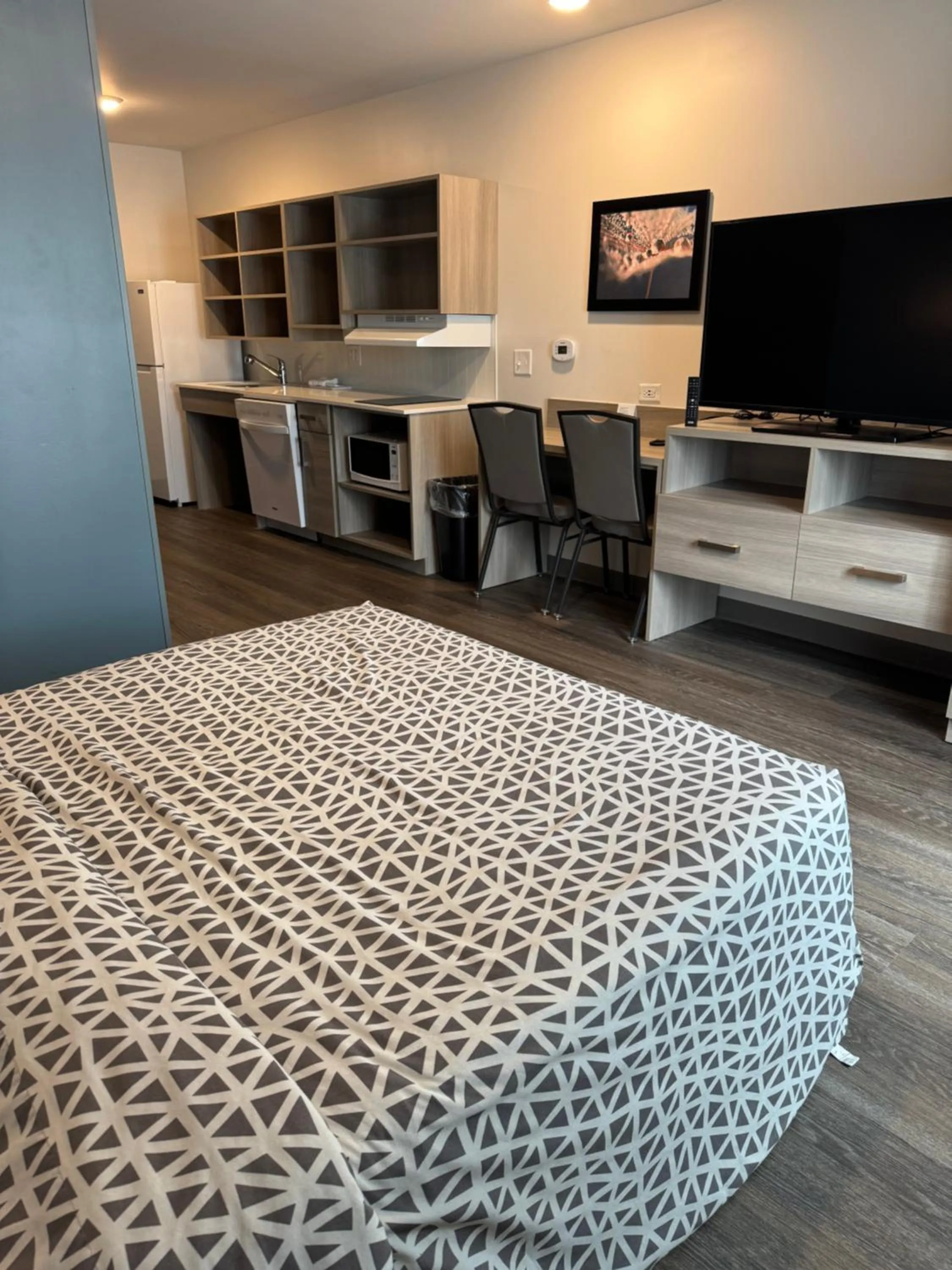 TV and multimedia, Bed in WoodSpring Suites Knoxville West