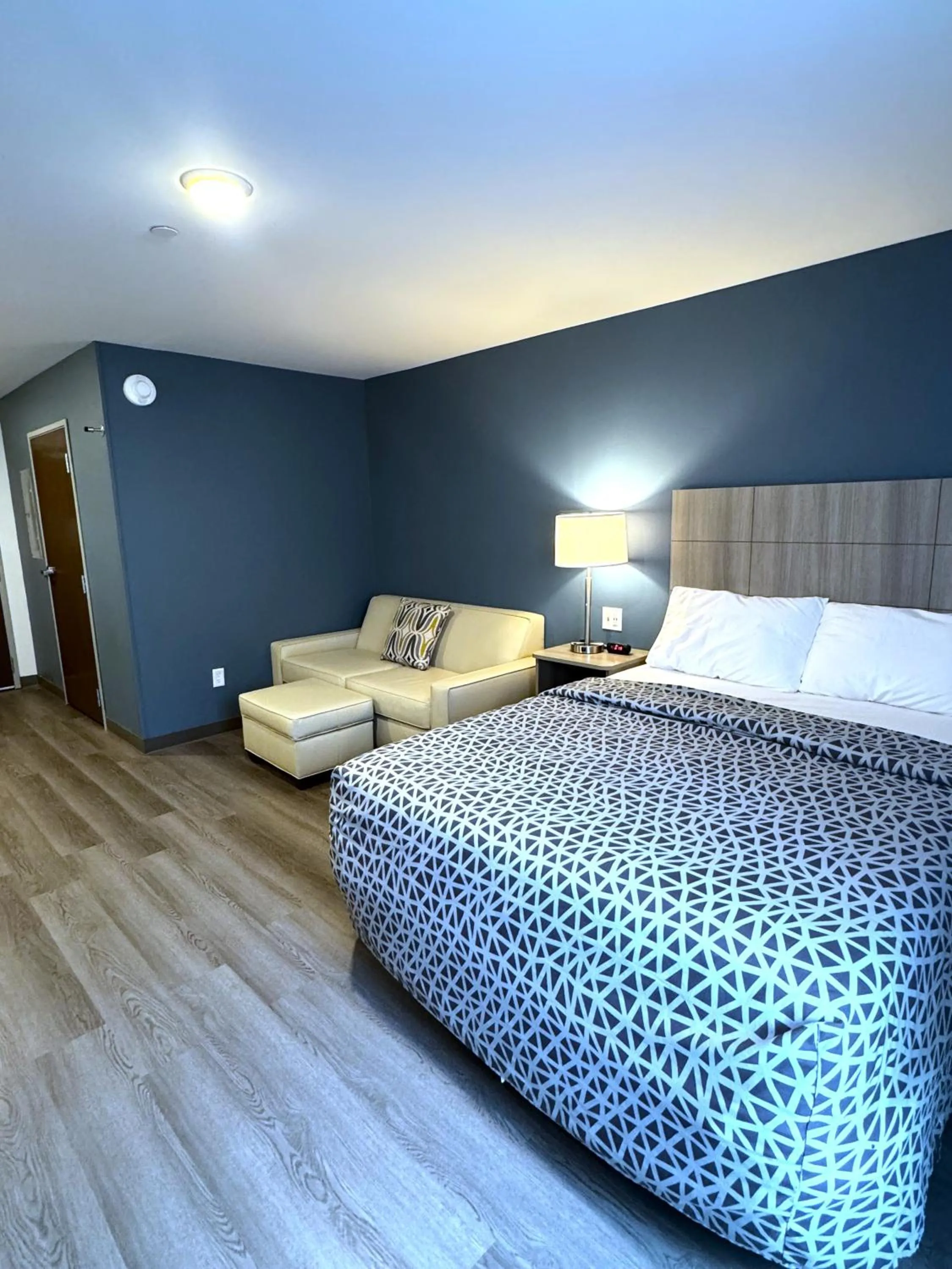 Bedroom, Bed in WoodSpring Suites Knoxville West