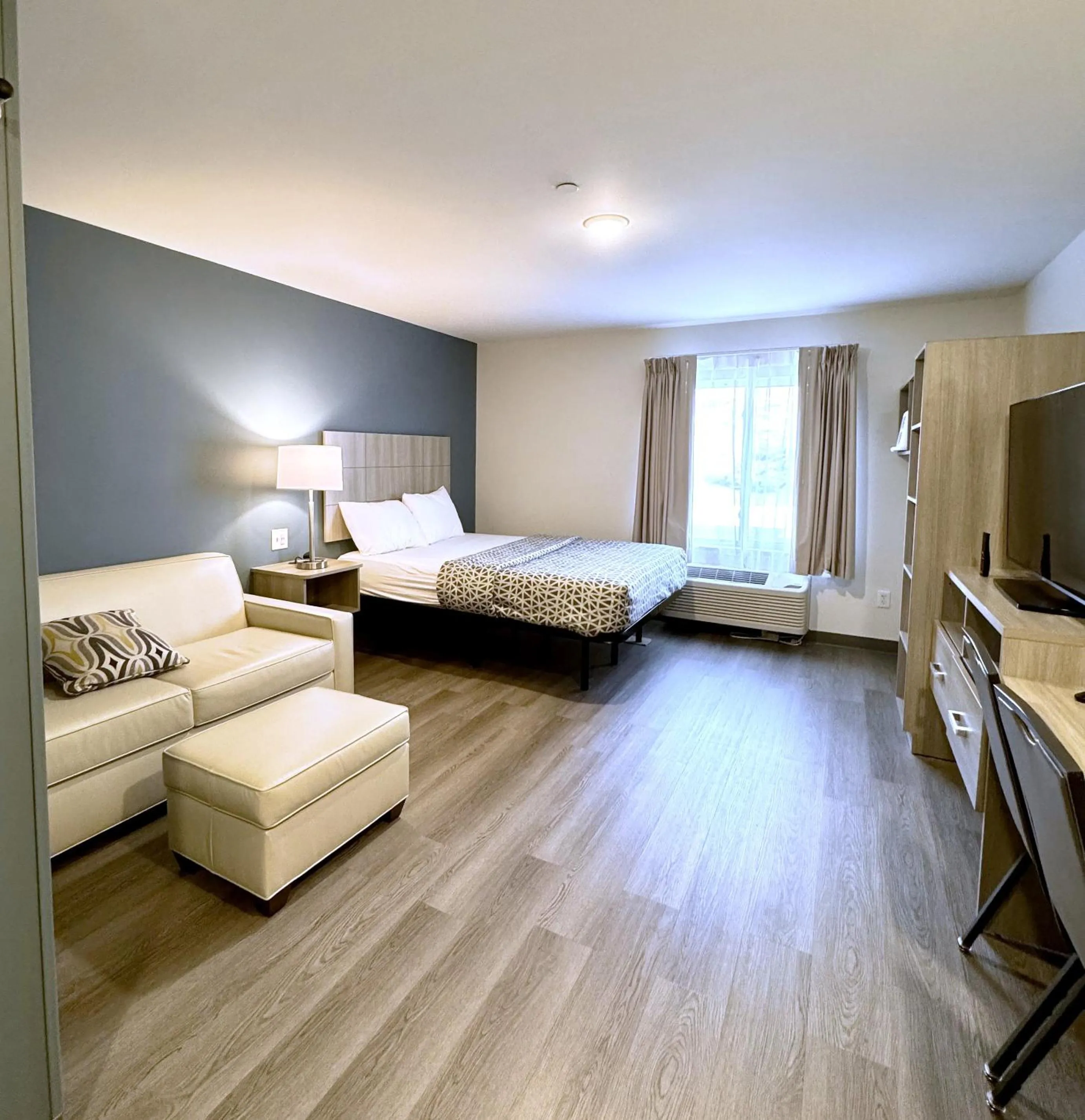 Bedroom, Bed in WoodSpring Suites Knoxville West