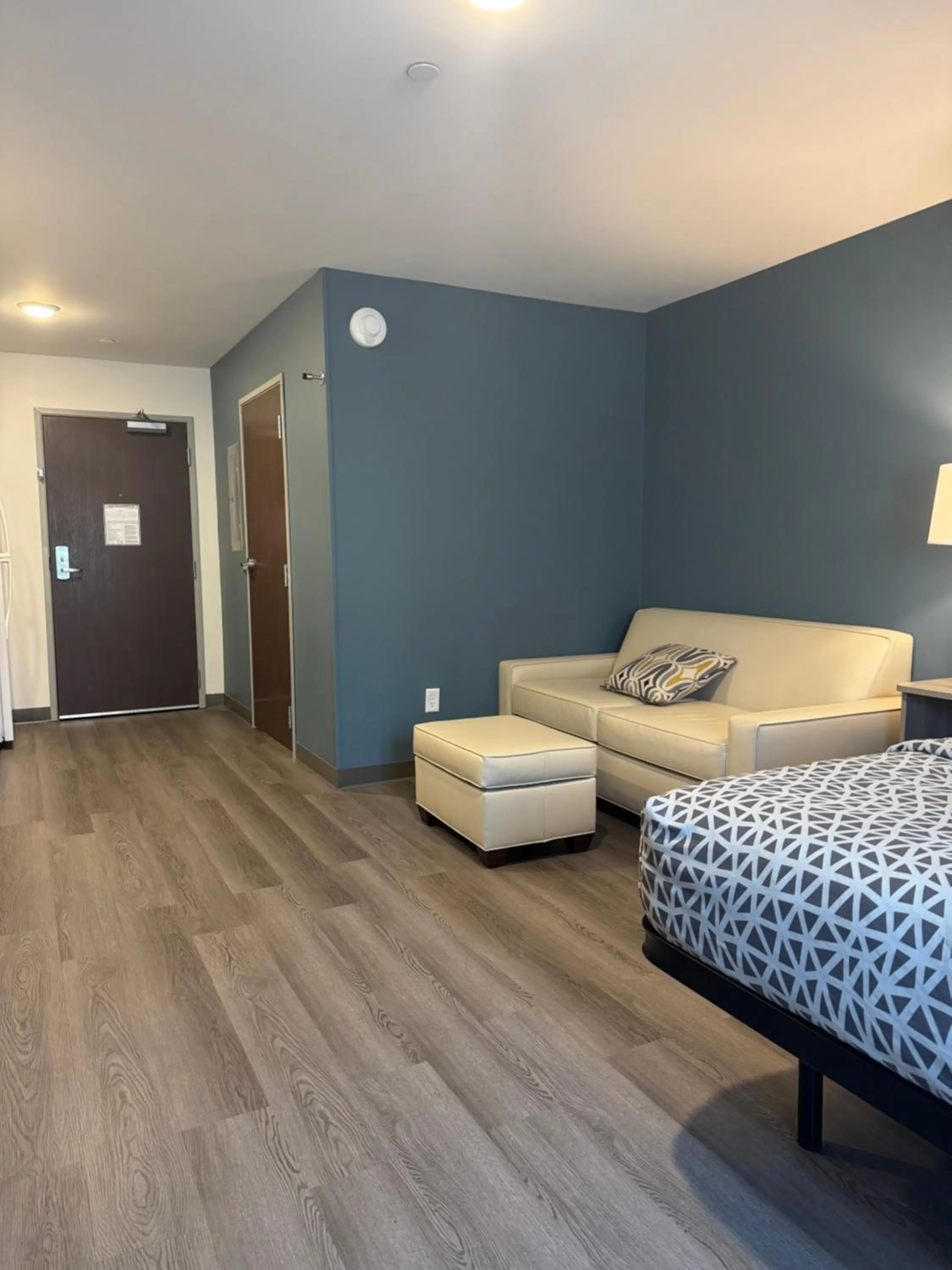 Seating area, Bed in WoodSpring Suites Knoxville West