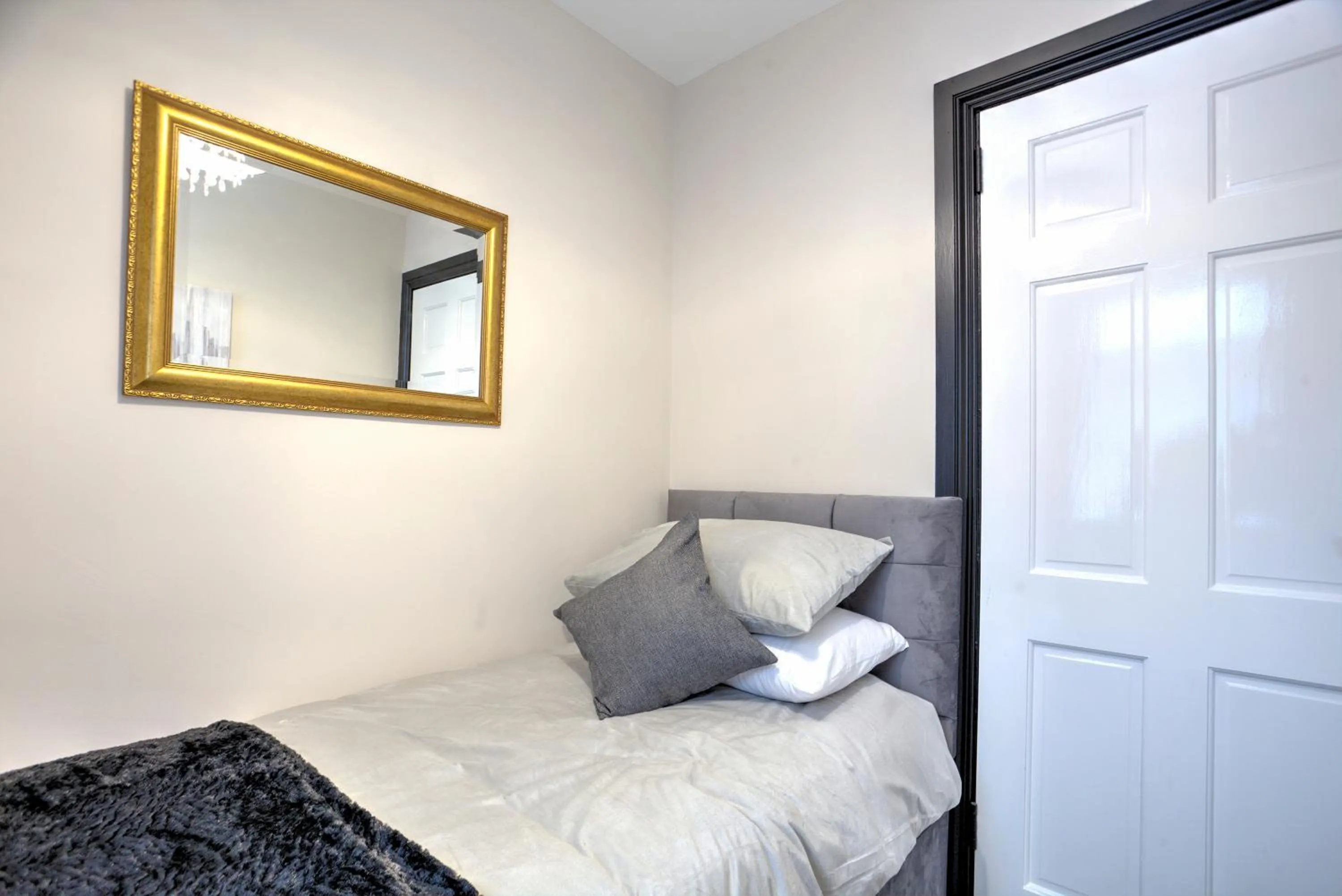 Photo of the whole room, Bed in The Belfast Boutique Central Cozy