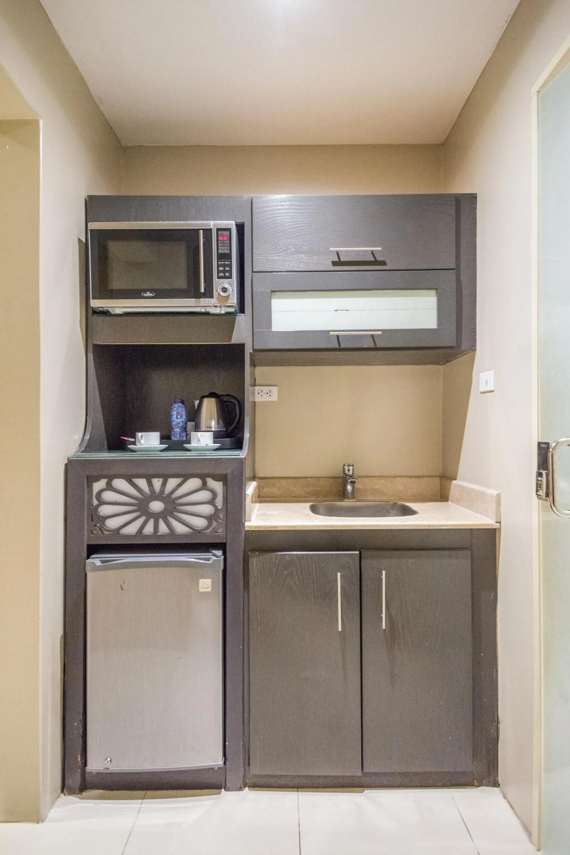 Communal kitchen in Al Muhaidb Residence Al KHOBAR