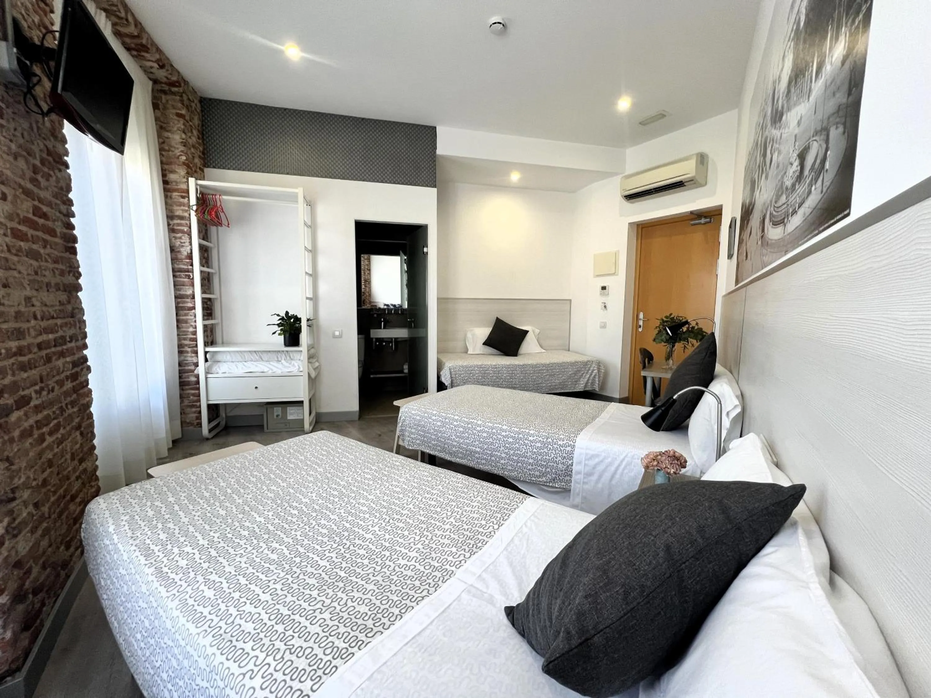 Photo of the whole room, Bed in Hostal San Lorenzo