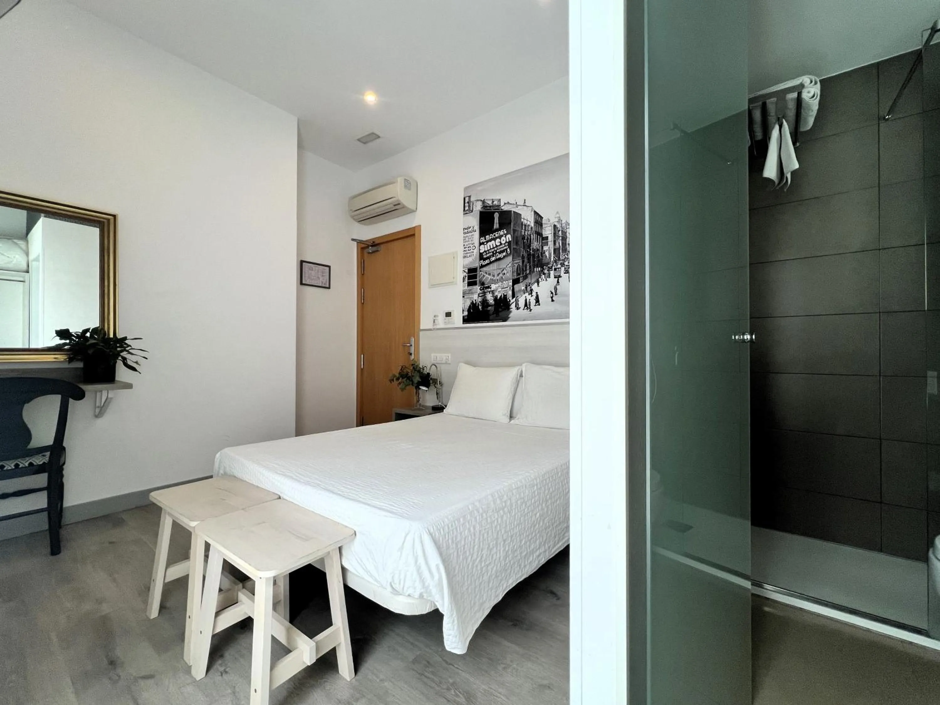 Photo of the whole room, Bed in Hostal San Lorenzo