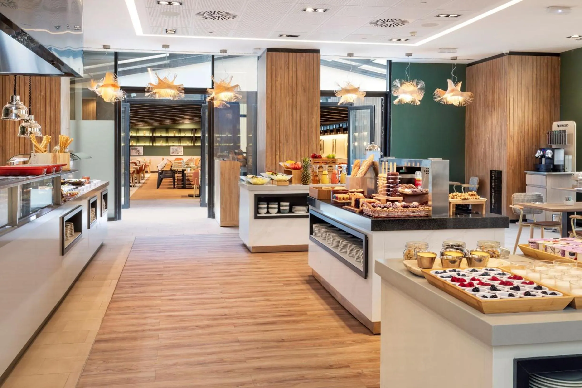 Restaurant/places to eat in Melia Avenida de America