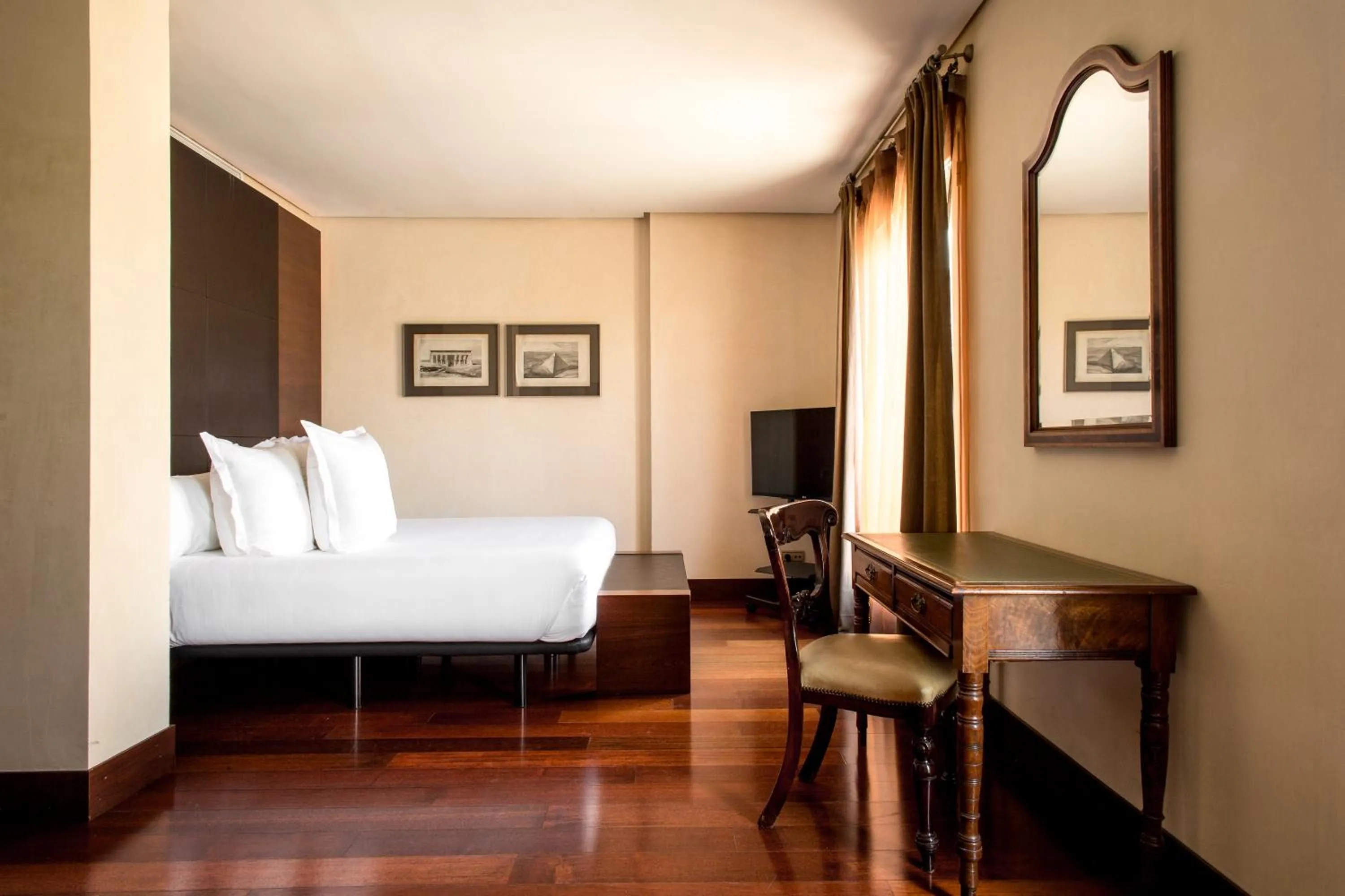 Bedroom, Bed in Hotel Villa Real, a member of Preferred Hotels & Resorts