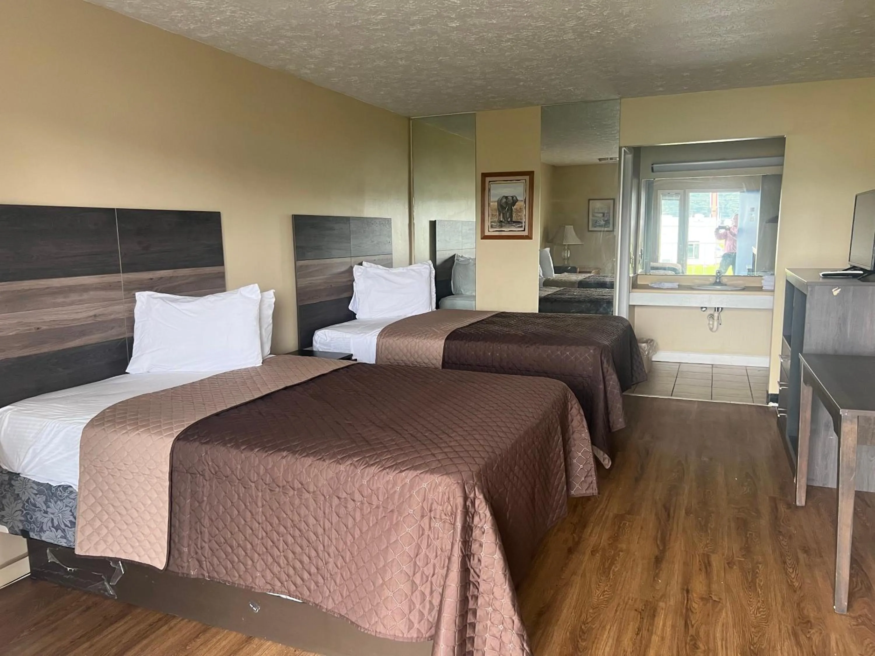 Photo of the whole room, Bed in Towne inn