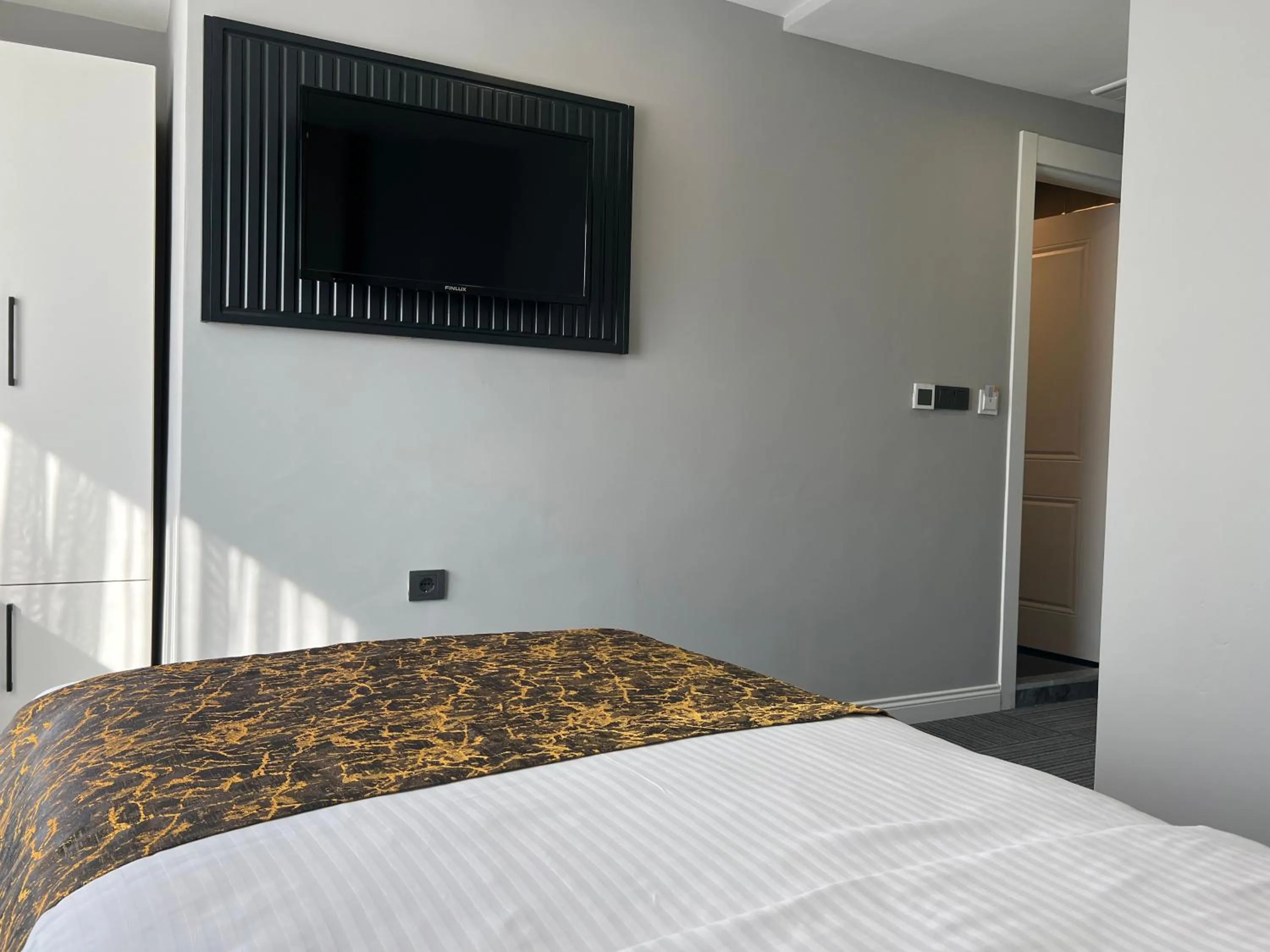 Communal lounge/ TV room, Bed in Çepni's HOTEL