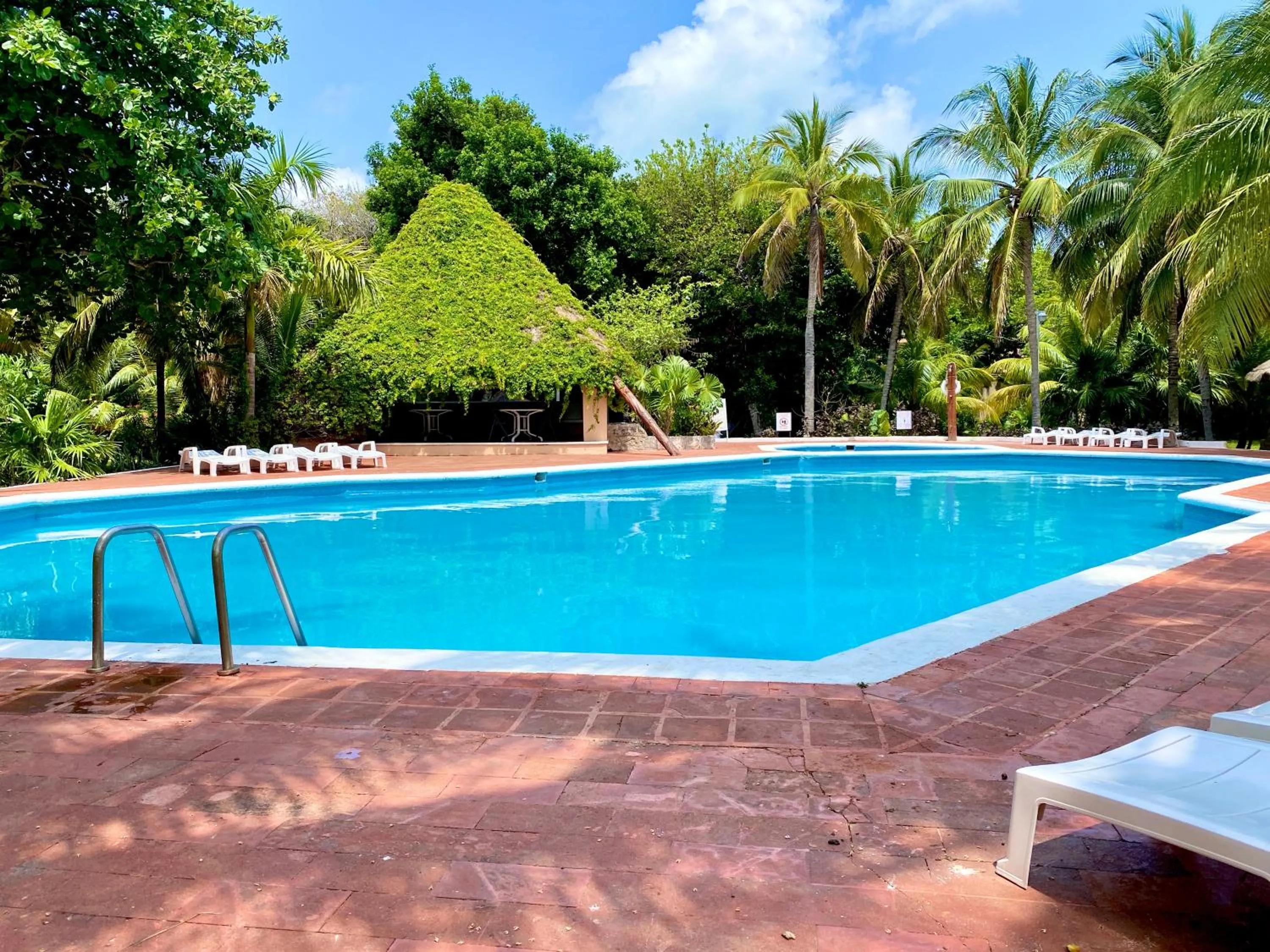 Swimming pool in Villas Tropical By Andiani