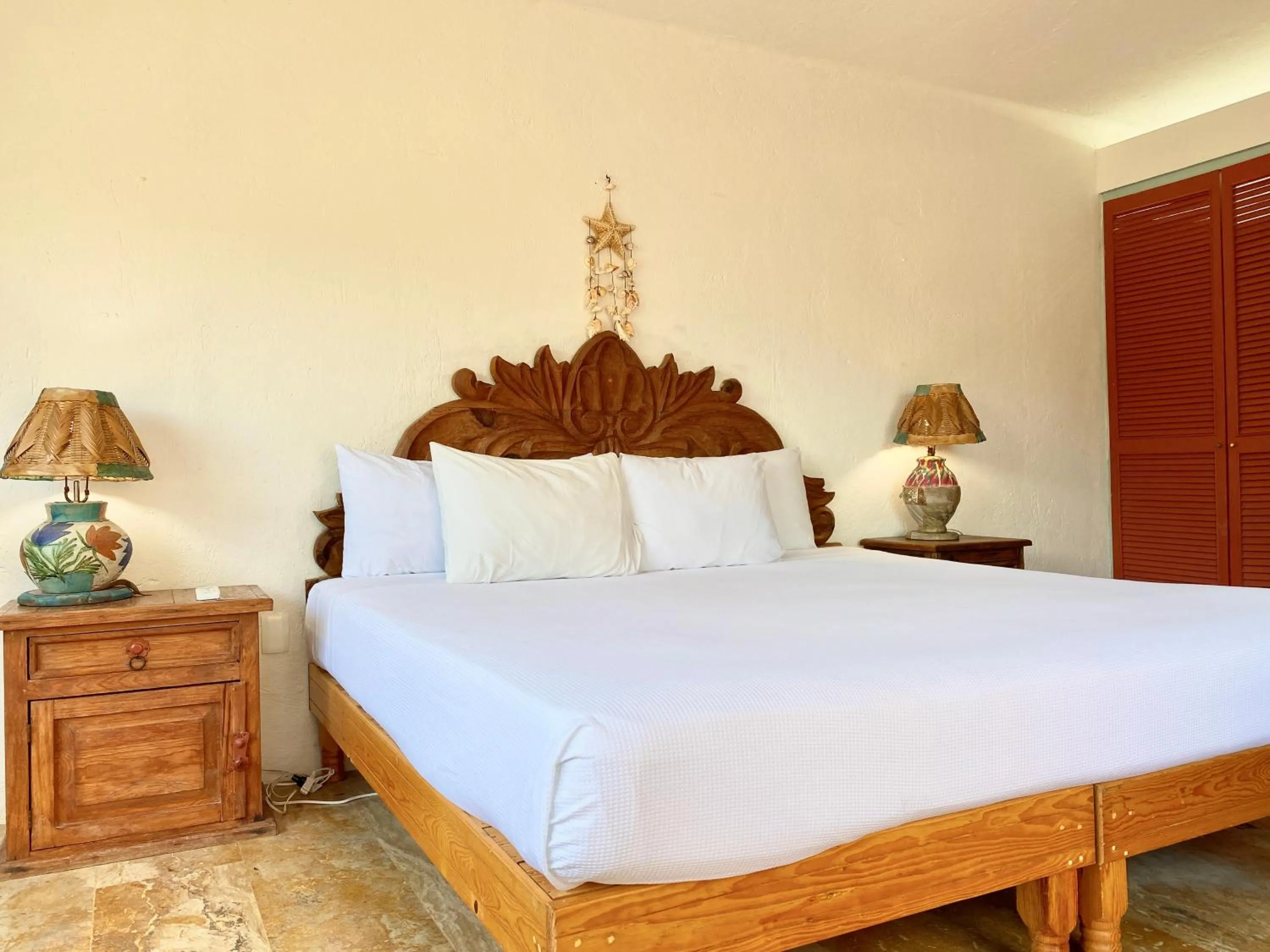 Bedroom, Bed in Villas Tropical By Andiani