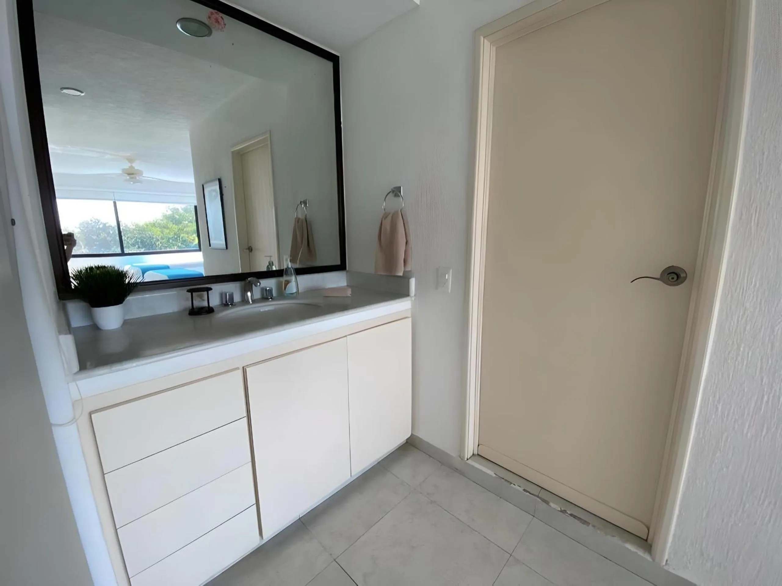 Bathroom in Villas Tropical By Andiani