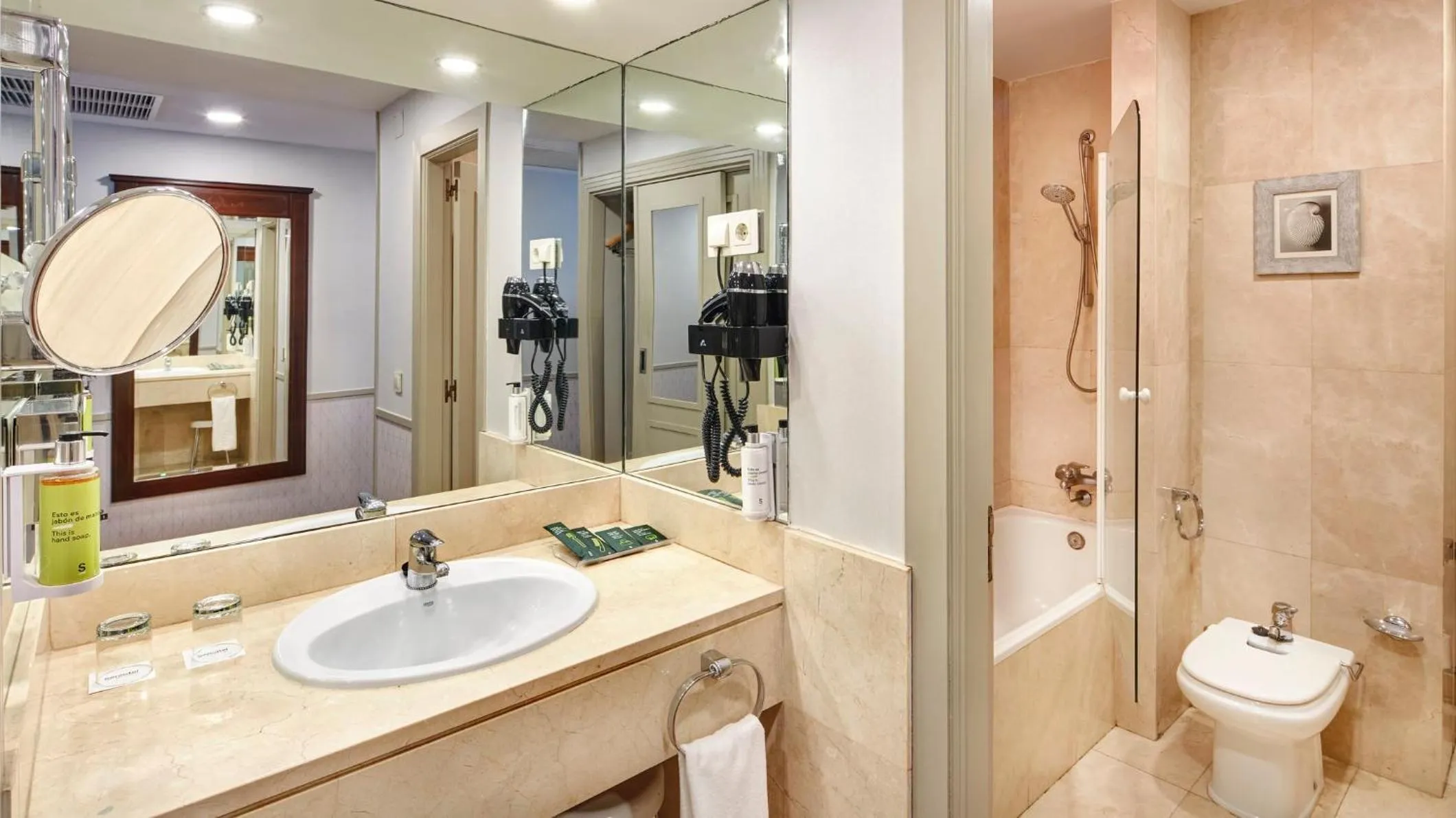 Photo of the whole room in Sercotel Gran Hotel Conde Duque