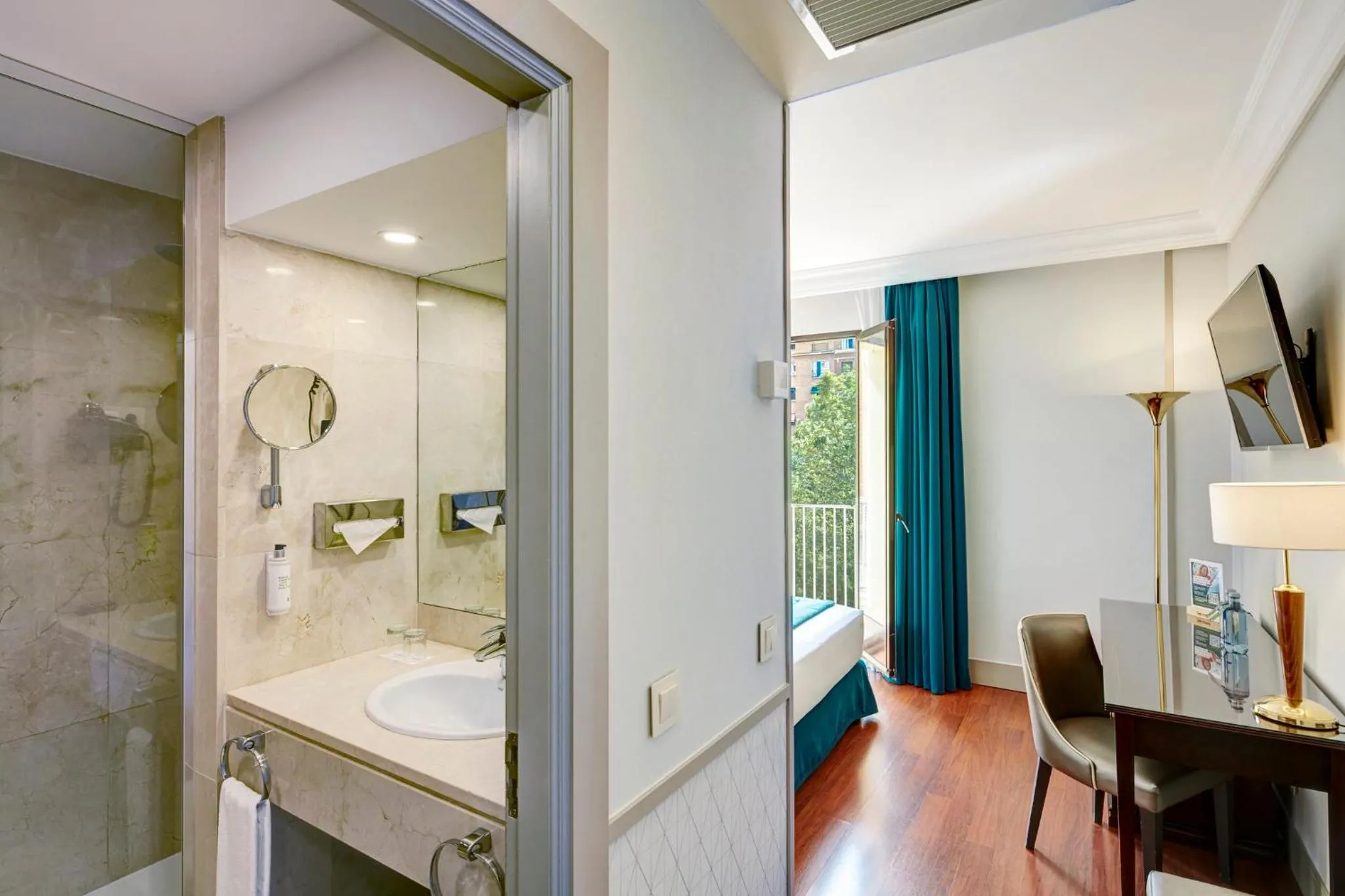 Photo of the whole room in Sercotel Gran Hotel Conde Duque