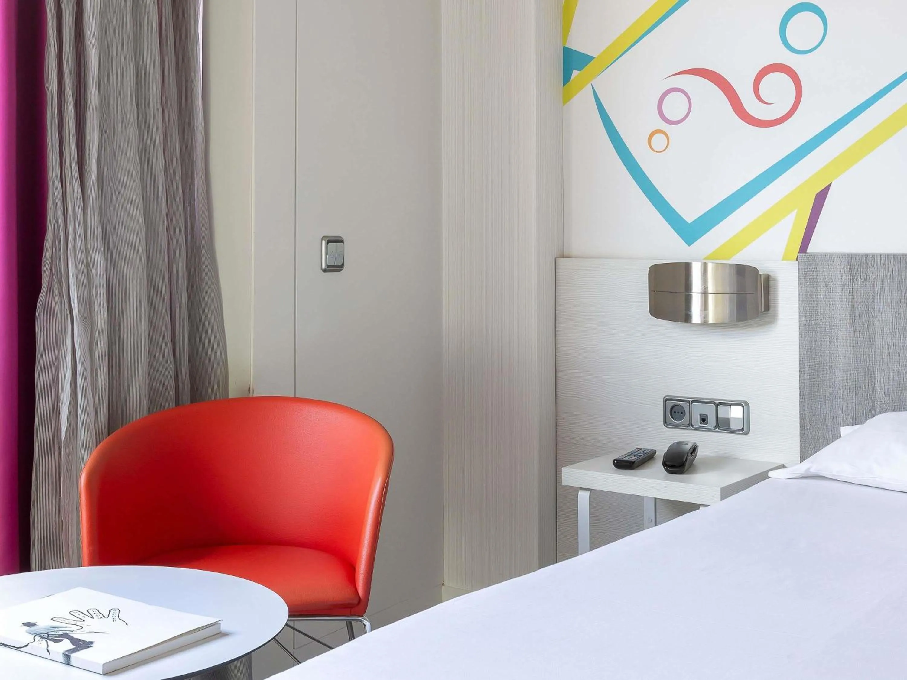 Bedroom, Bed in Ibis Styles Madrid Prado