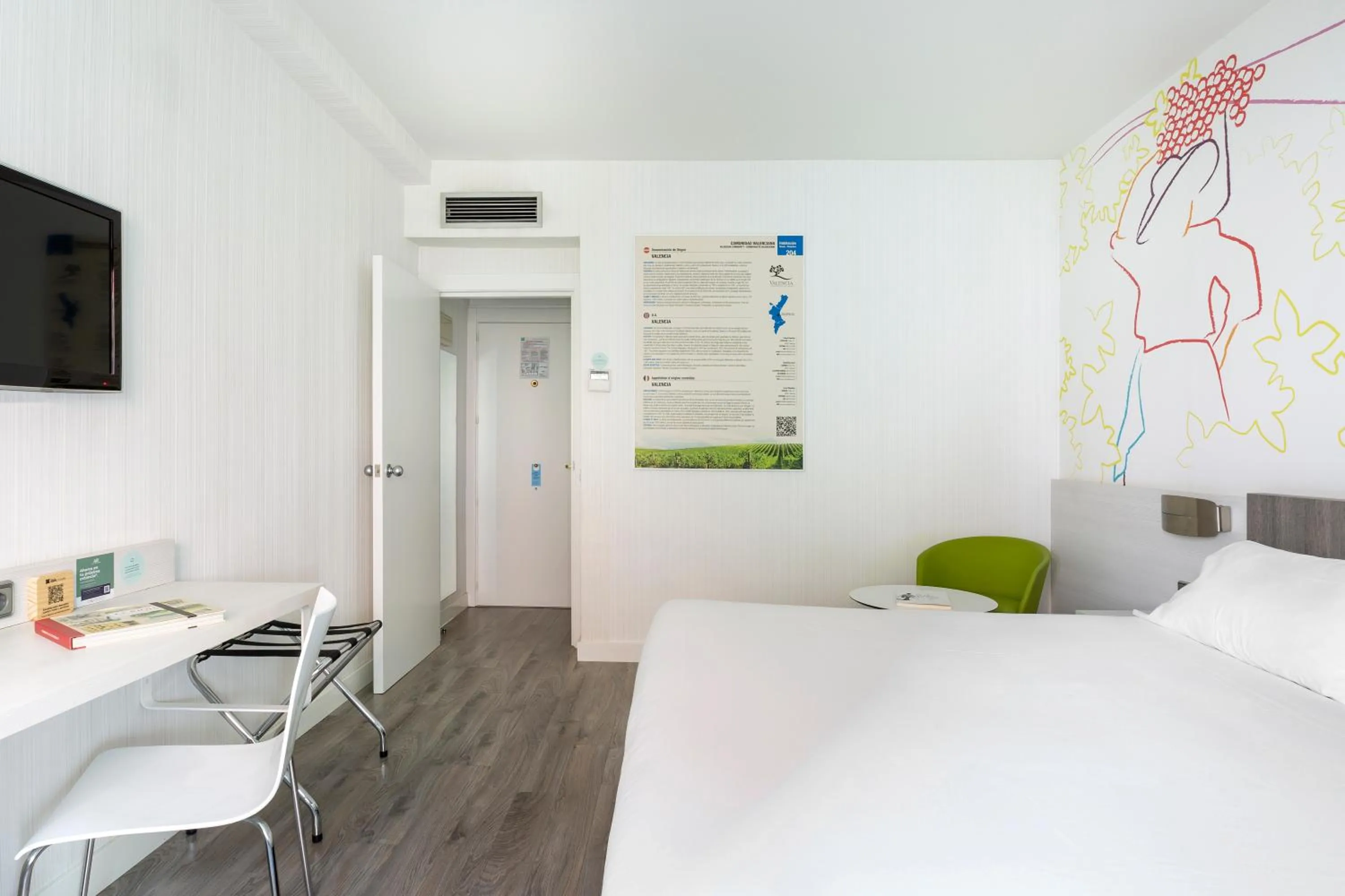 Photo of the whole room, Bed in Ibis Styles Madrid Prado