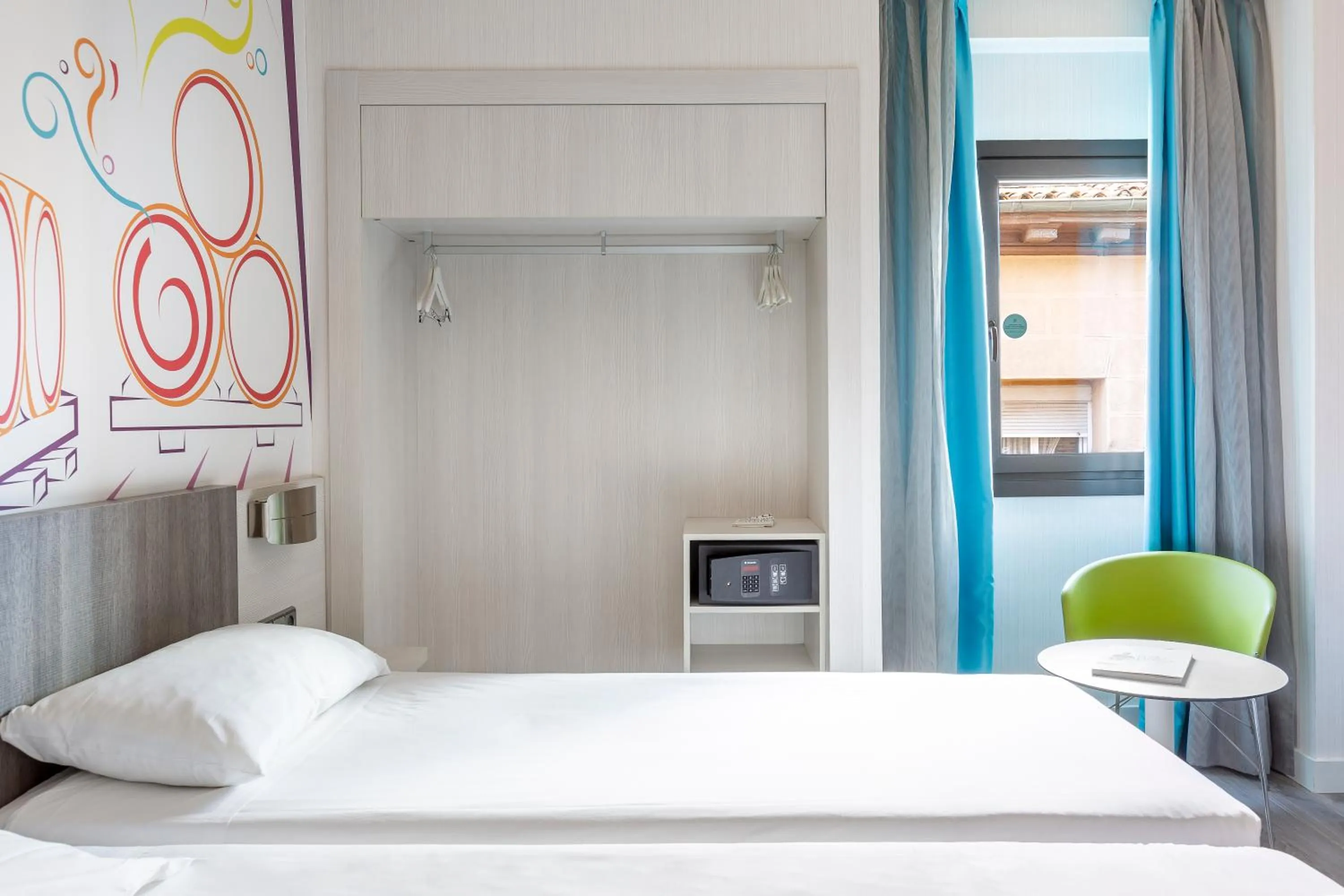 Photo of the whole room, Bed in Ibis Styles Madrid Prado