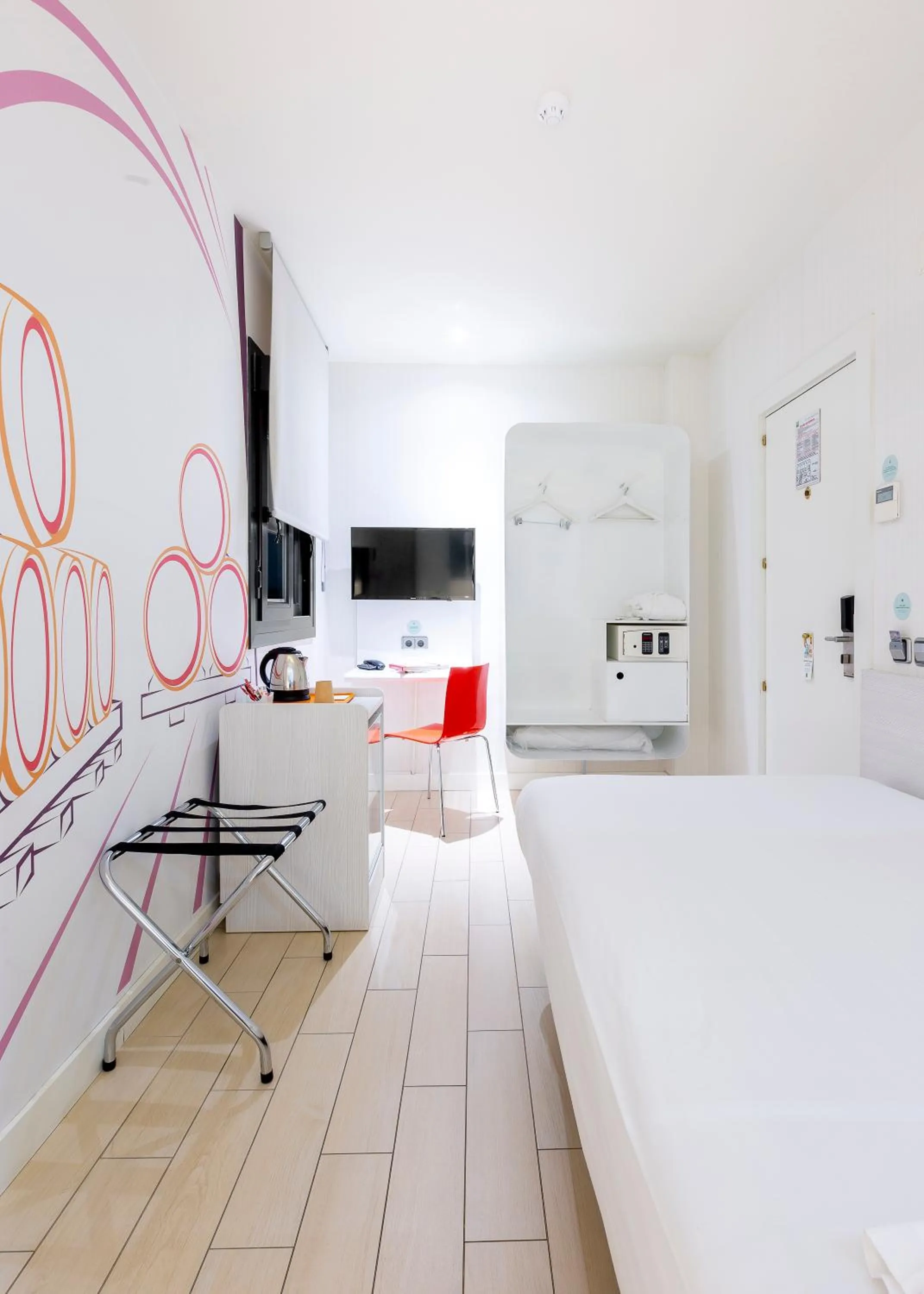 Photo of the whole room, Bed in Ibis Styles Madrid Prado