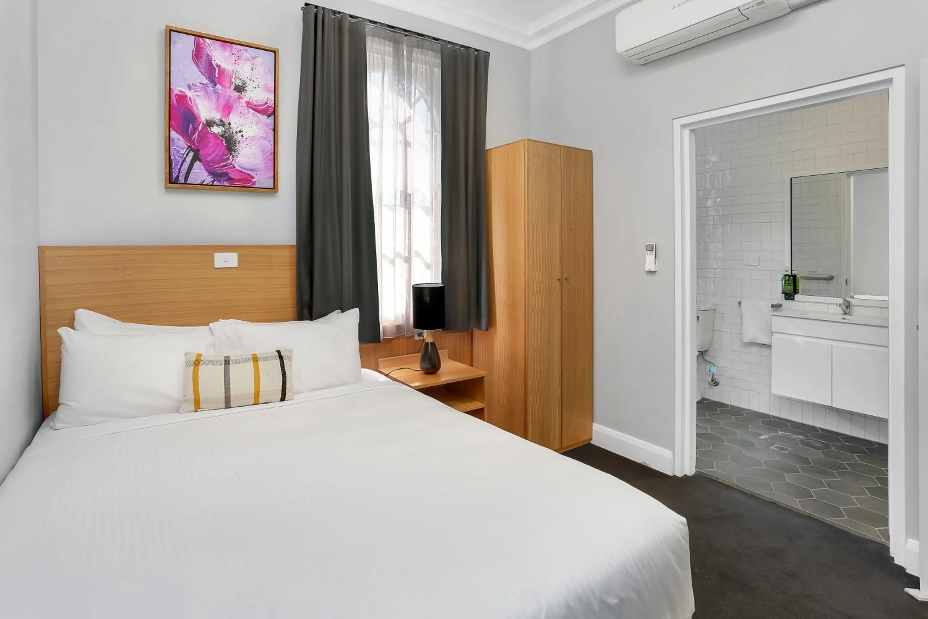 Photo of the whole room, Bed in Penshurst Hotel