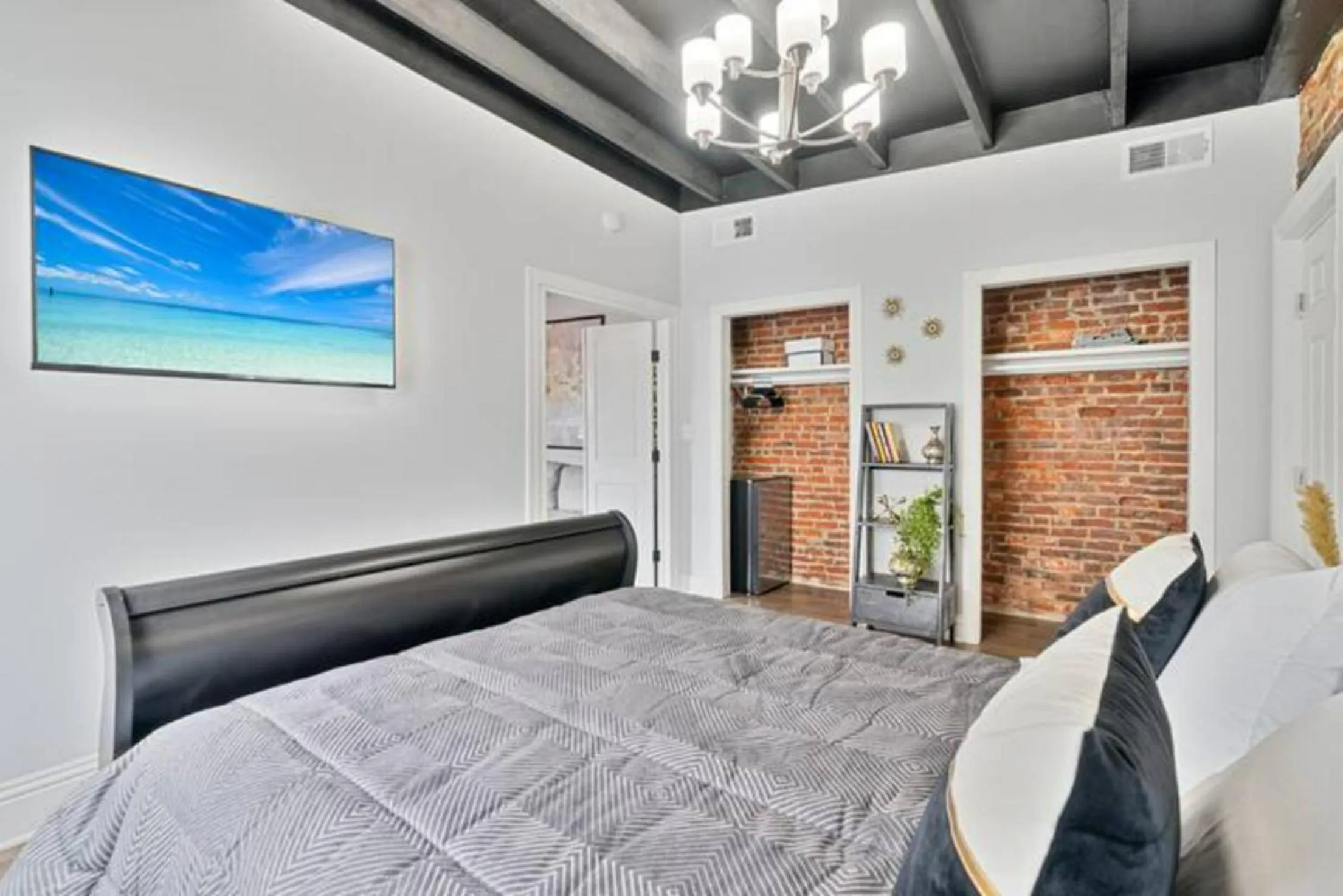 Photo of the whole room, Bed in Urban Oasis Ed Sheeran Vibes 15 Mins Away