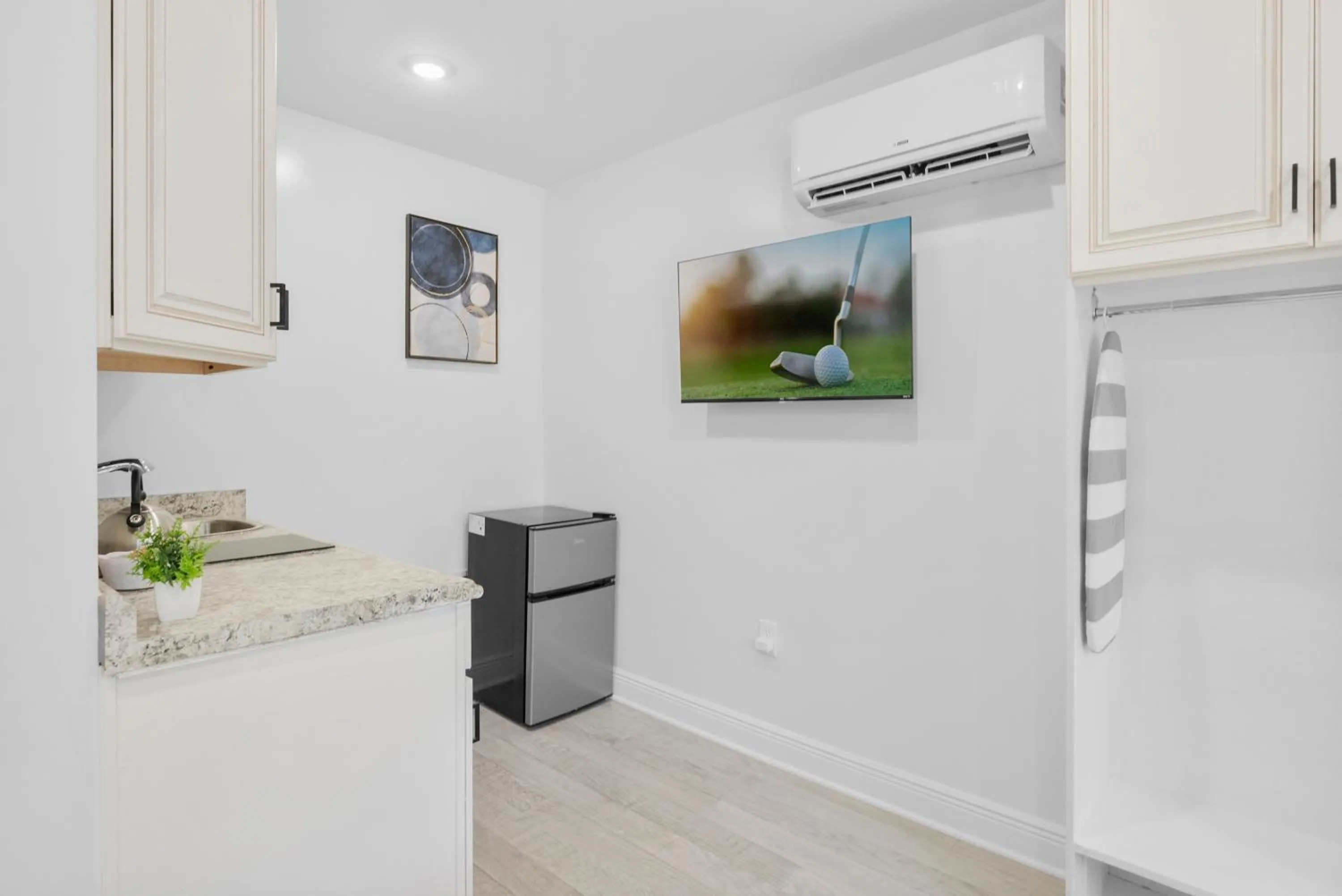 Kitchen or kitchenette in Upscale Luxury Suites Minutes From Center City