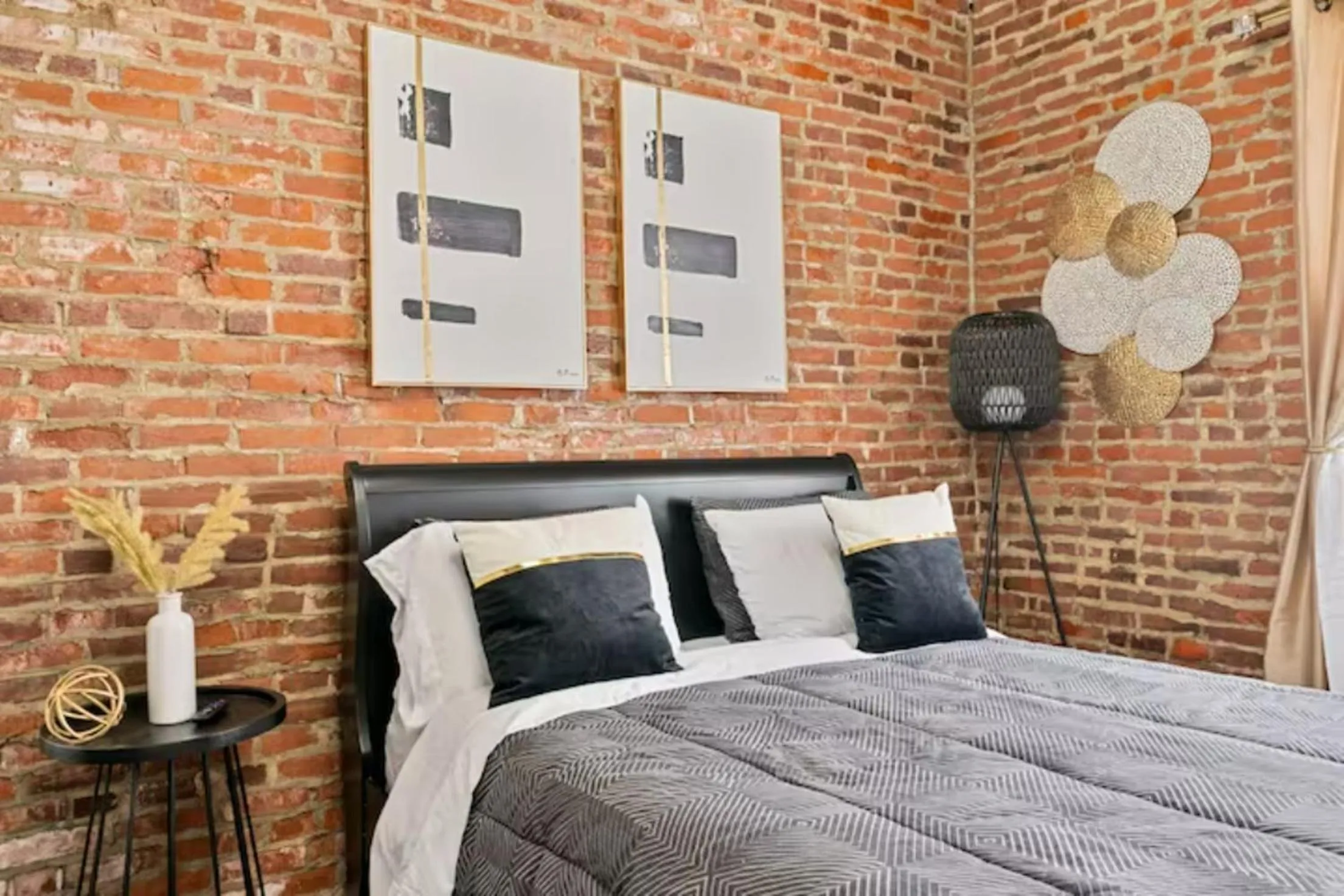 Bedroom, Bed in Urban Oasis Ed Sheeran Vibes 15 Mins Away