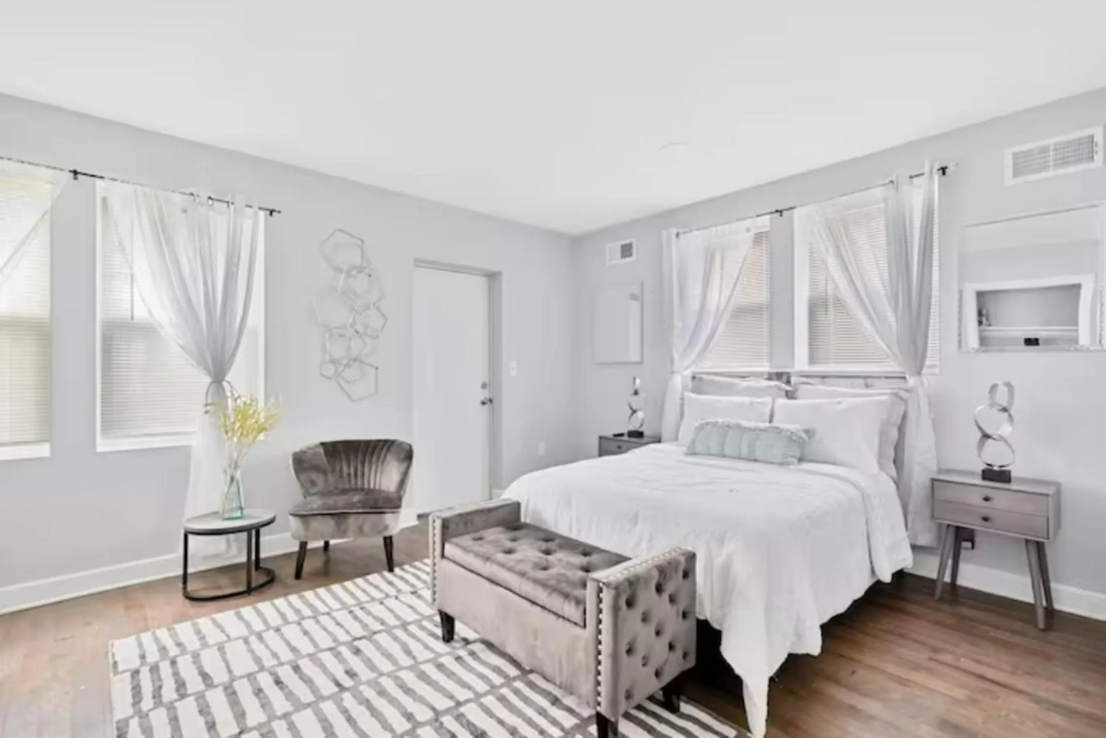 Bed in Urban Oasis Ed Sheeran Vibes 15 Mins Away