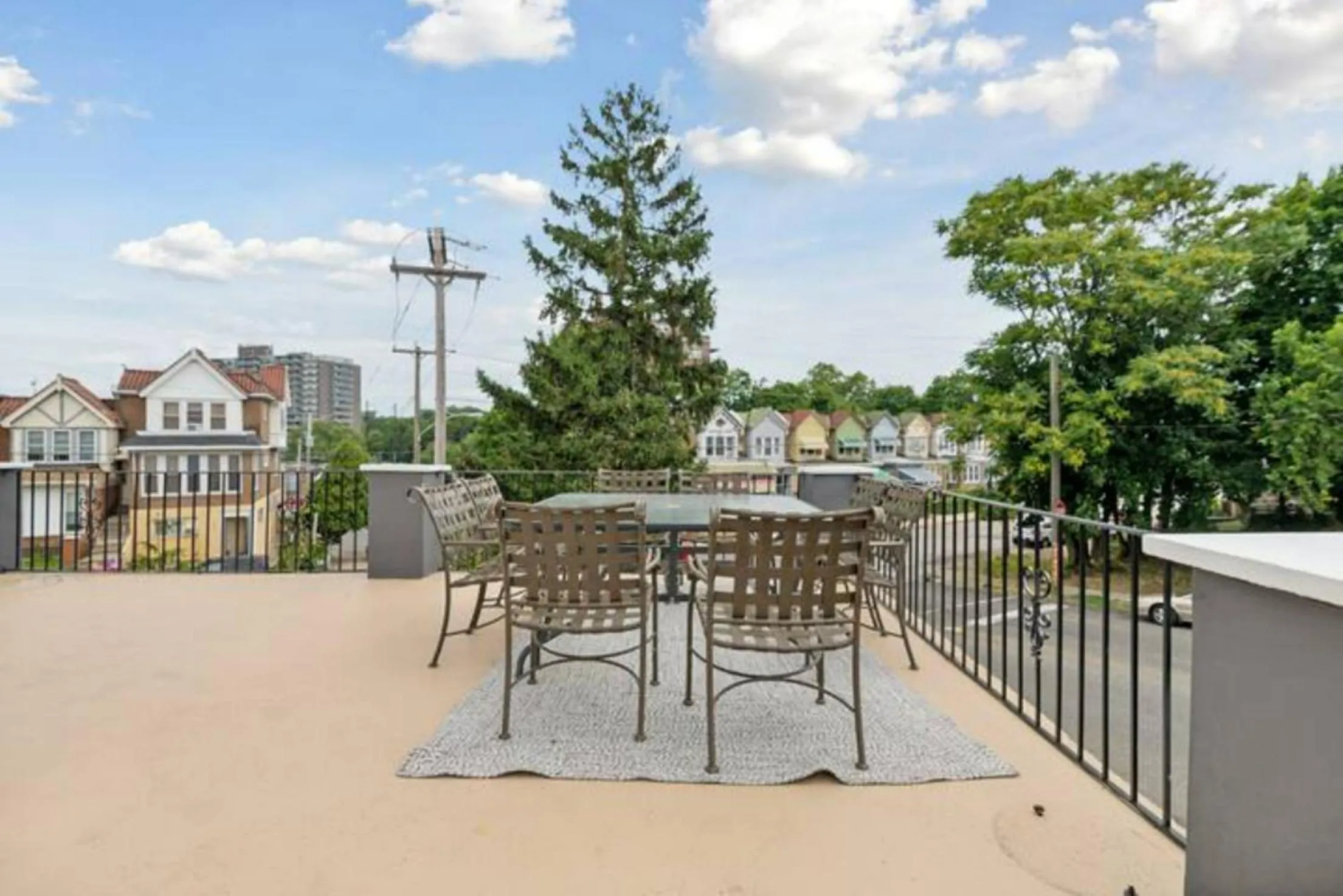 Patio in Urban Oasis Ed Sheeran Vibes 15 Mins Away