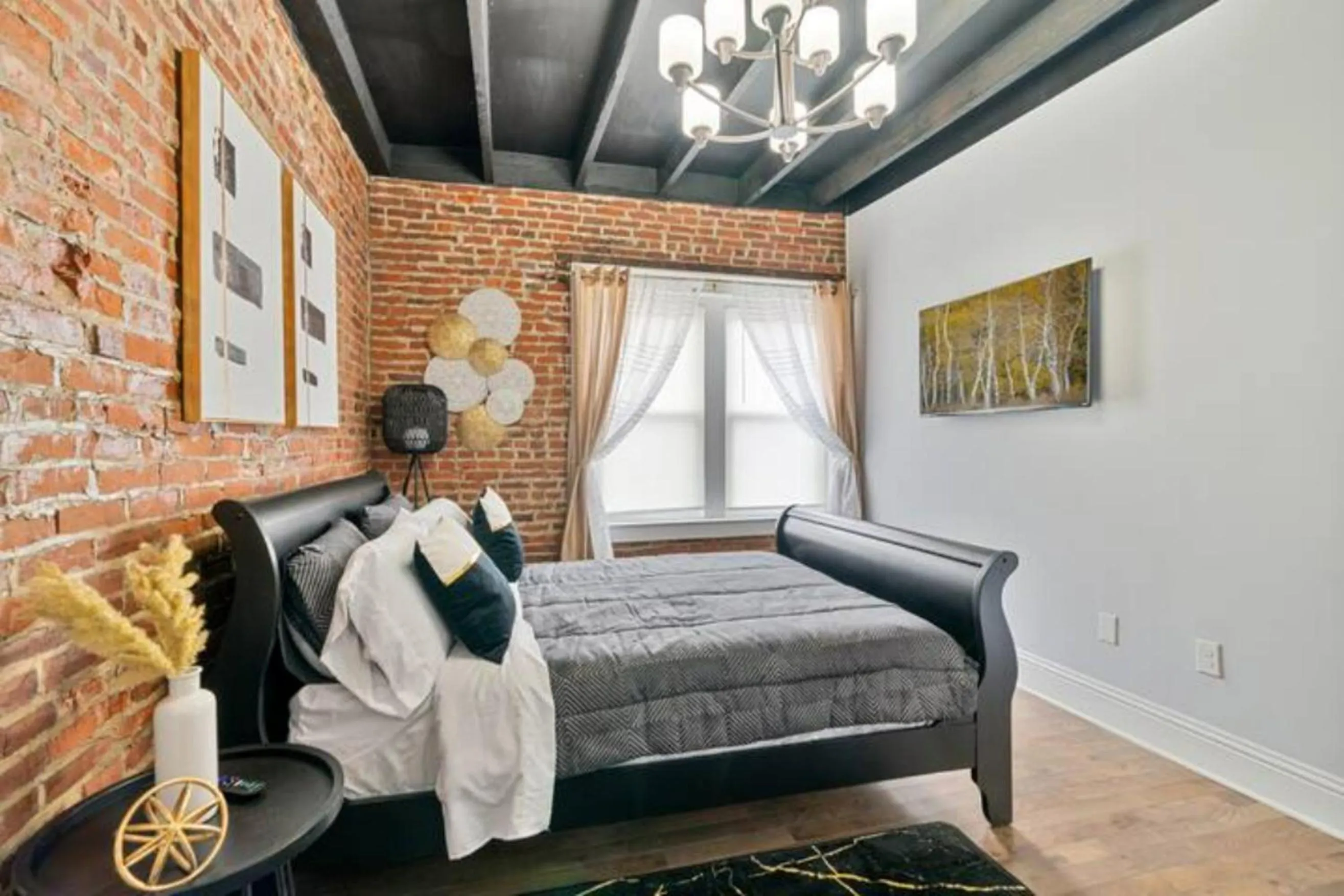 Bed in Urban Oasis Ed Sheeran Vibes 15 Mins Away