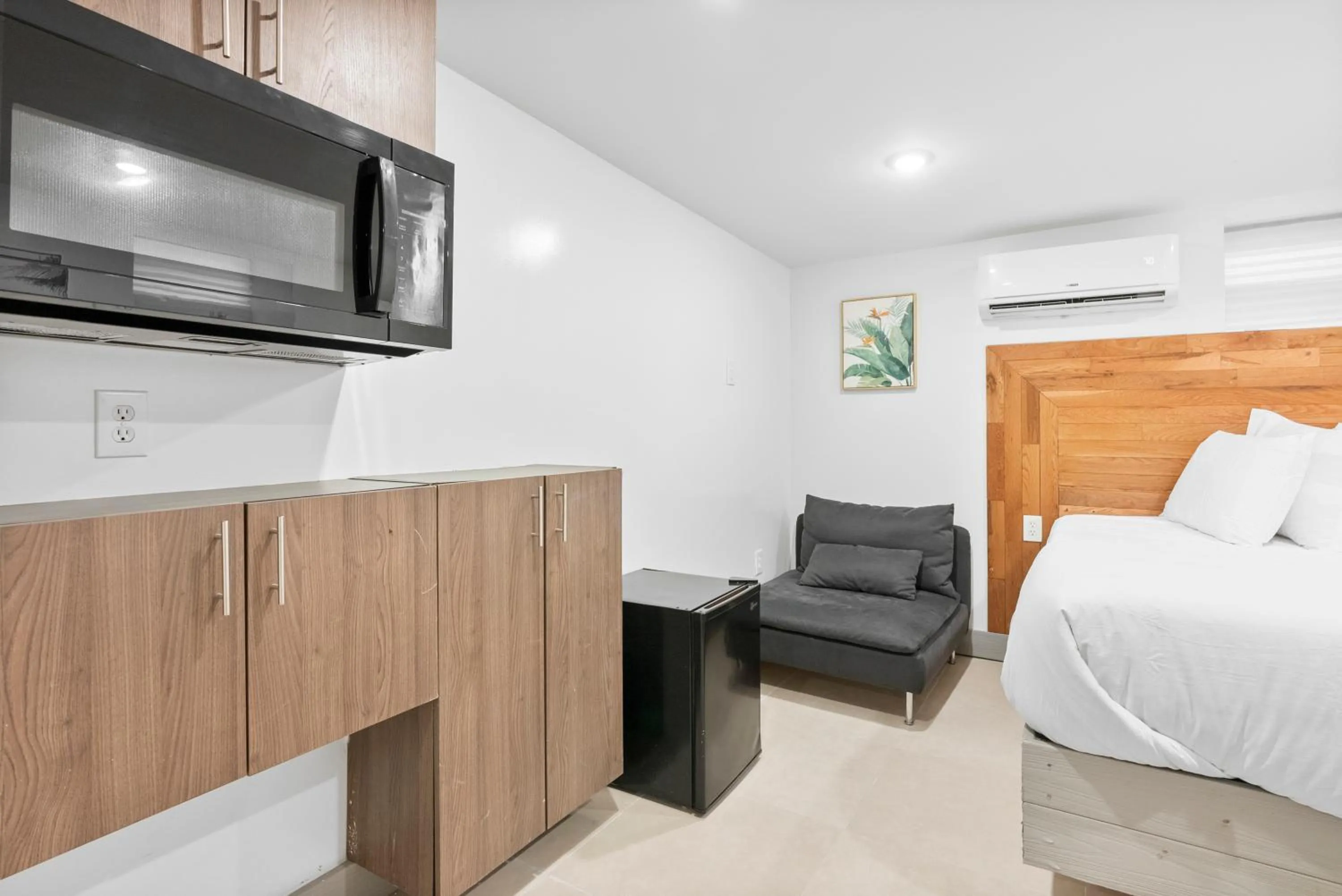 Kitchen or kitchenette, Bed in Upscale Luxury Suites Minutes From Center City