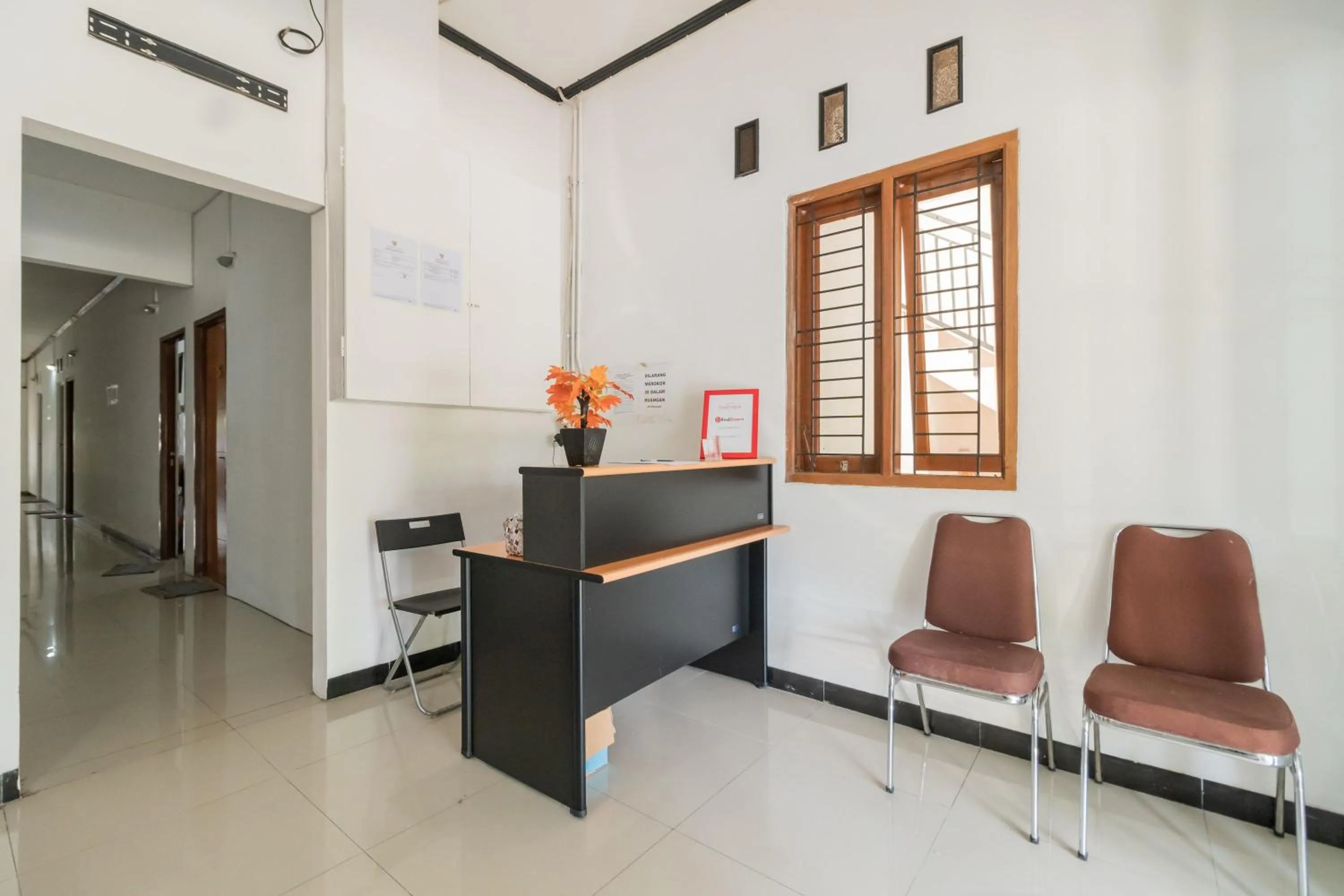 Lobby or reception in RedDoorz near Terminal Bubulak Bogor