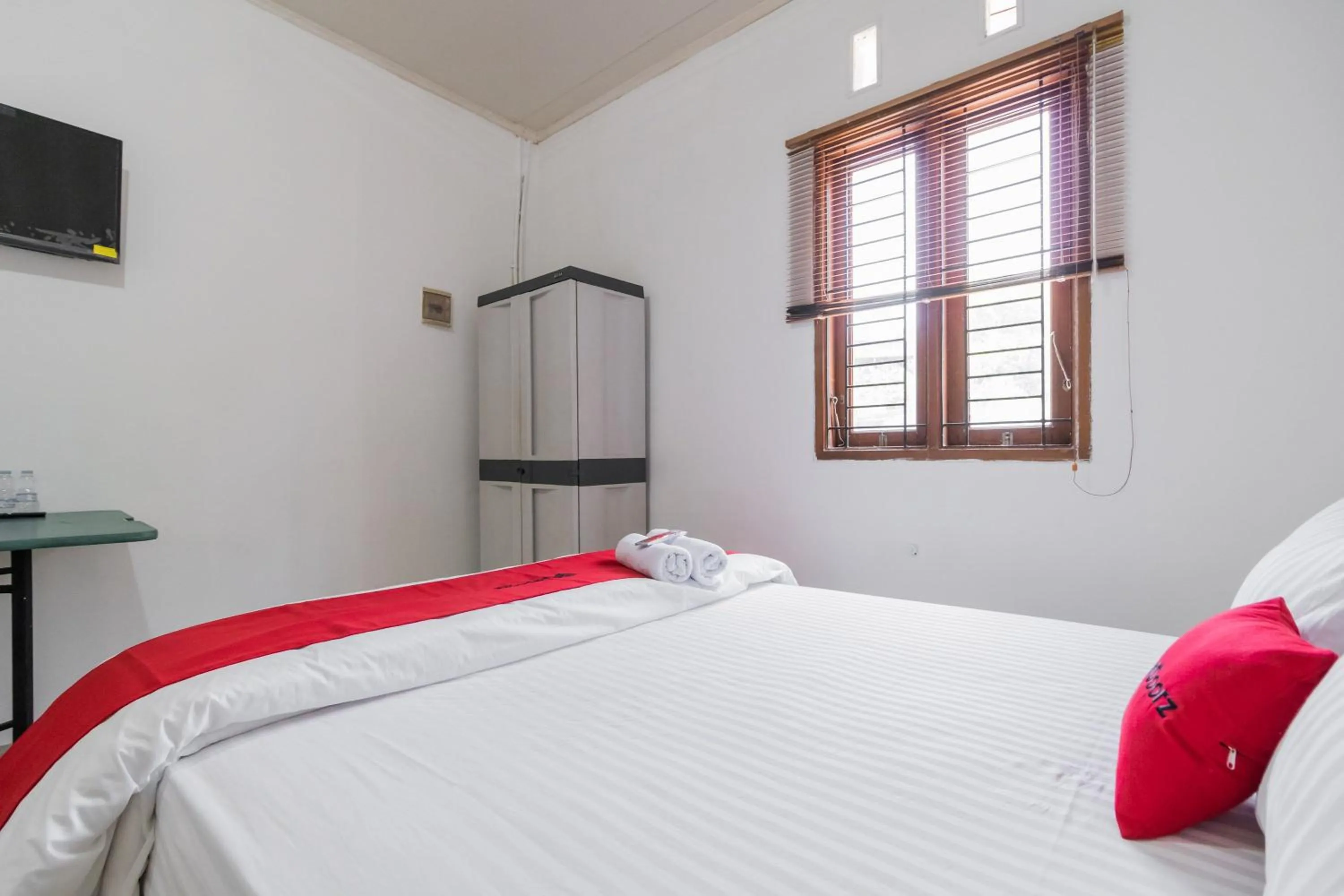 Bedroom, Bed in RedDoorz near Terminal Bubulak Bogor