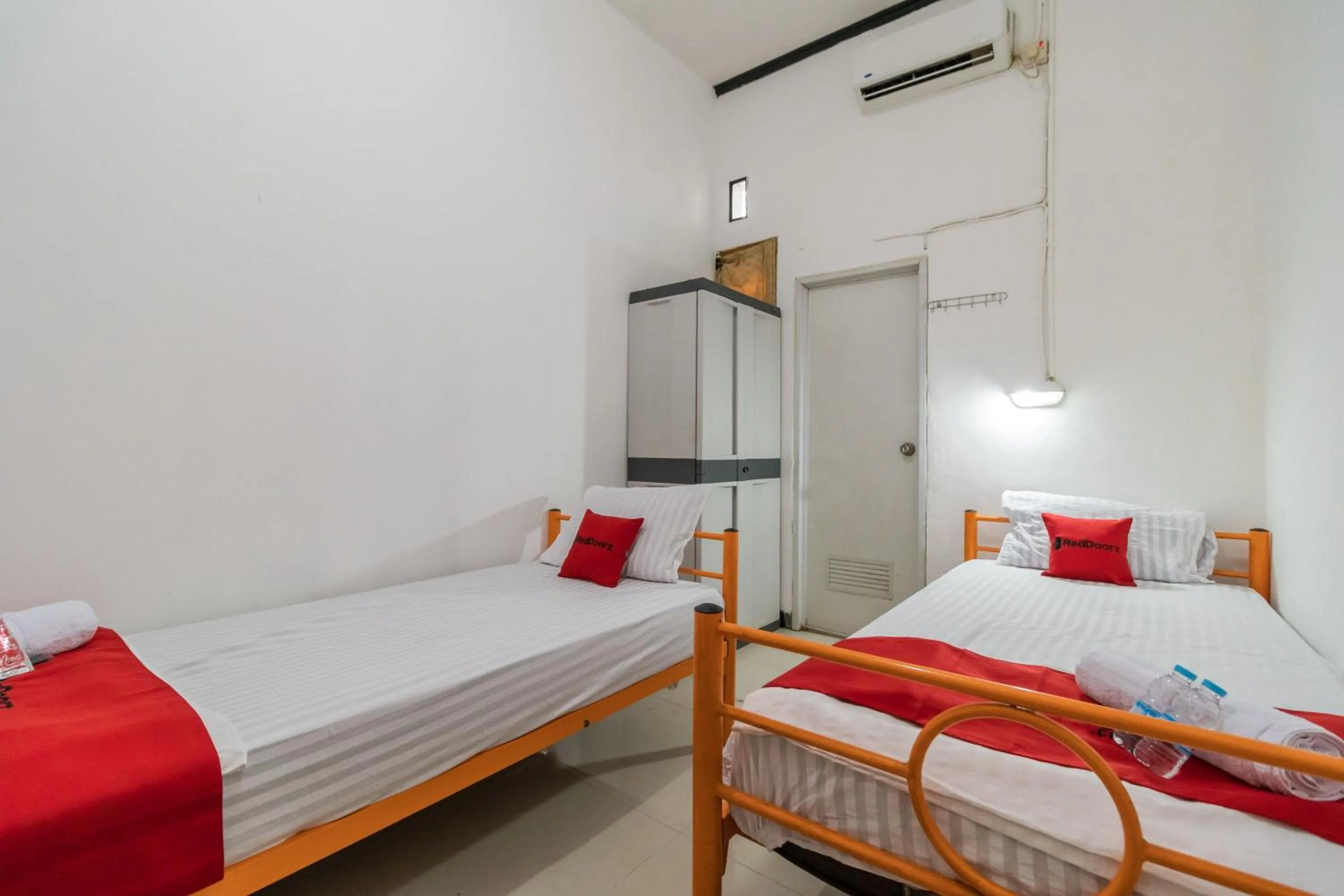Bedroom, Bed in RedDoorz near Terminal Bubulak Bogor