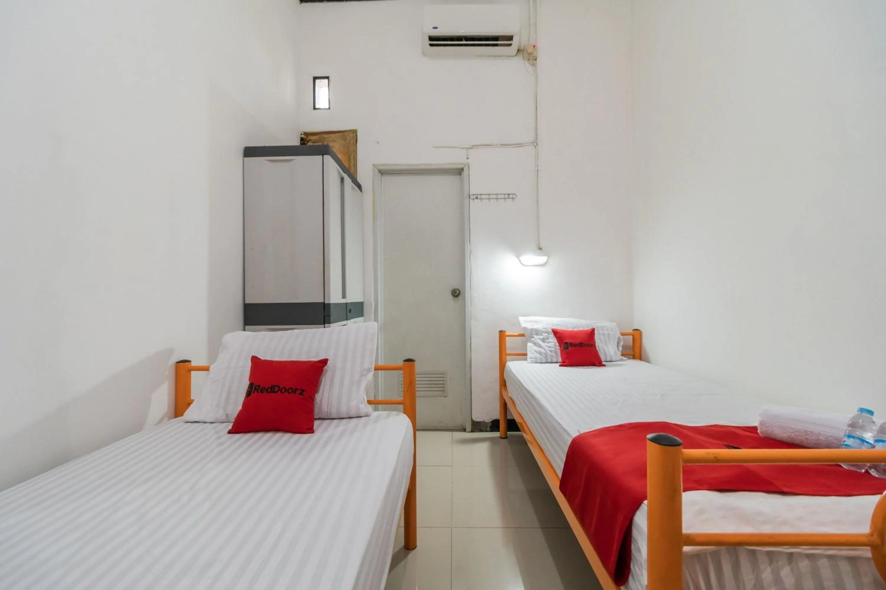 Bedroom, Bed in RedDoorz near Terminal Bubulak Bogor
