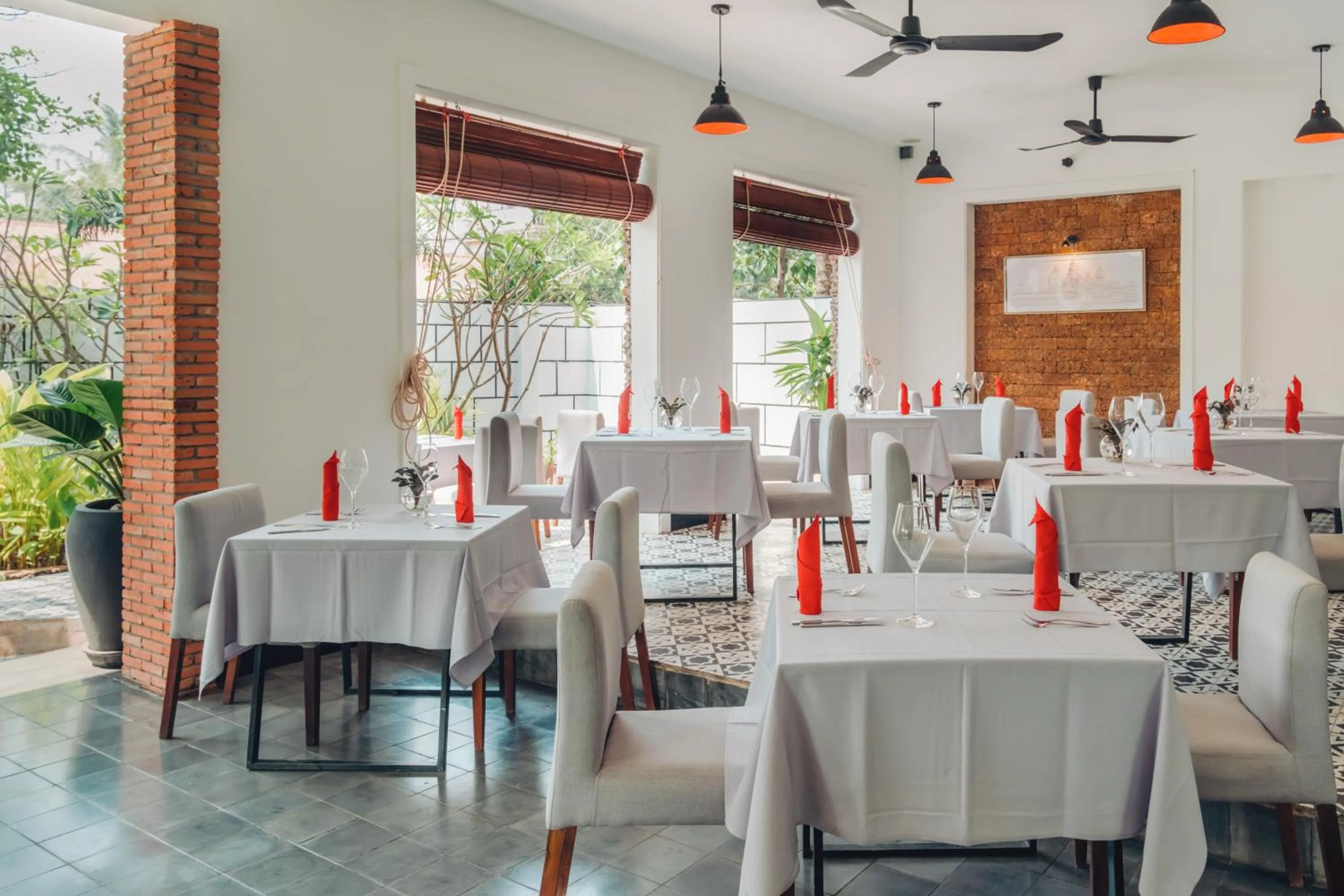 Restaurant/places to eat in Bopha Watbo Residence