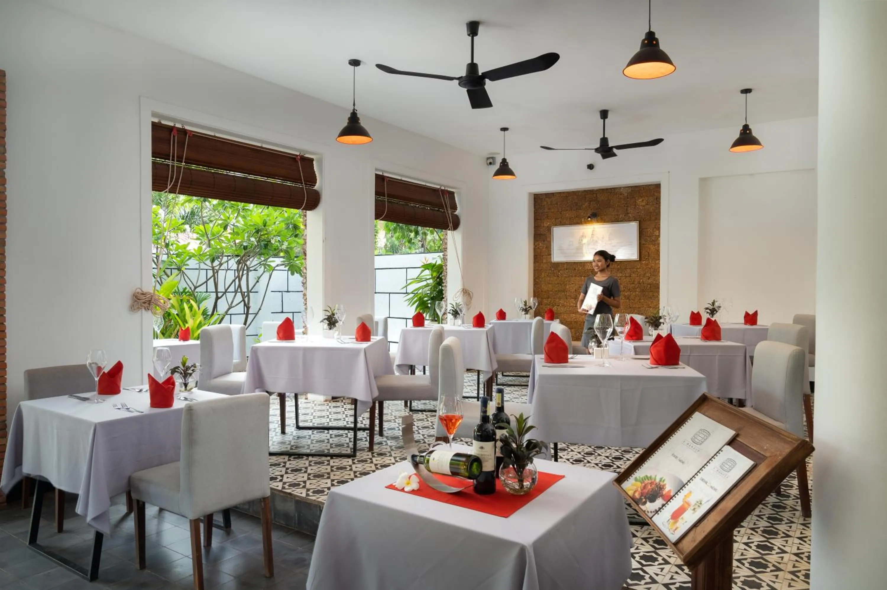 Restaurant/places to eat in Bopha Watbo Residence